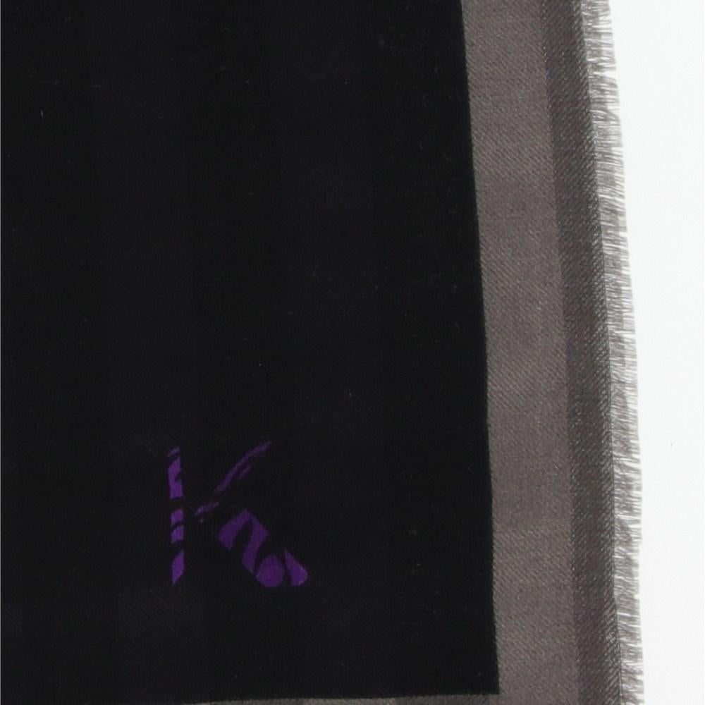 Krizia wool in shades of purple, black and gray scarf with tiger and logo print.

Length: 137 cm
Width: 137 cm

Product code: X0752

Composition: 100% Wool

Condition: Very good conditions