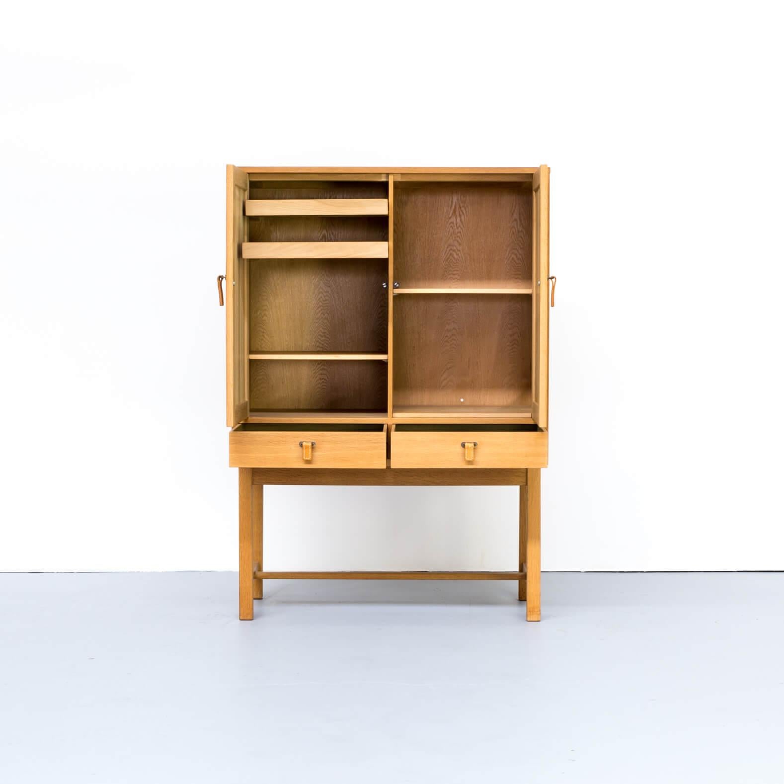 This beautiful esthetic two-door cabinet is made in oak and marked for KP Moller and shows Østervig’s designing skills to be his time ahead with the leather grip and beautiful lining design.