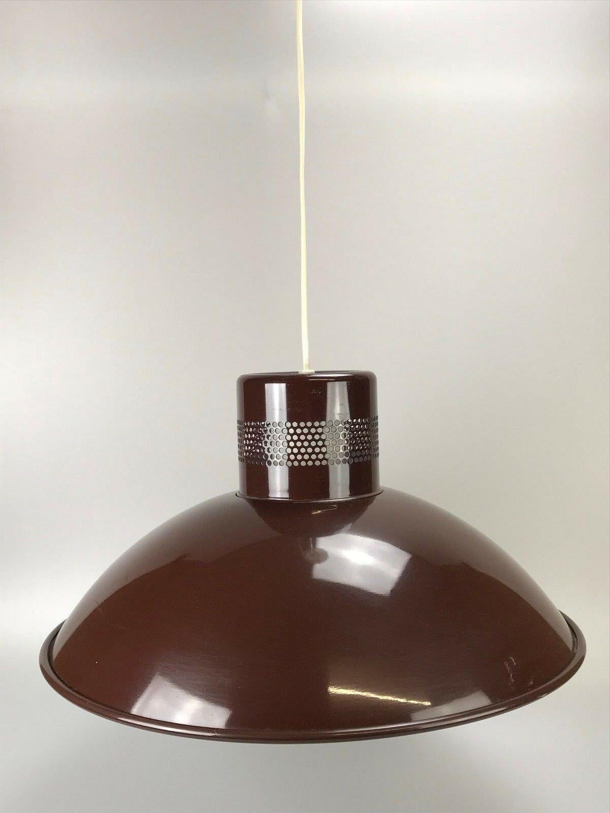 70s Lamp ceiling lamp hanging lamp sheet metal space age design brown.

Object: ceiling lamp.

Manufacturer:

Condition: good

Age: around 1960-1970

Dimensions:

Diameter = 44cm
Hanging height = 60cm

Other notes:

The pictures