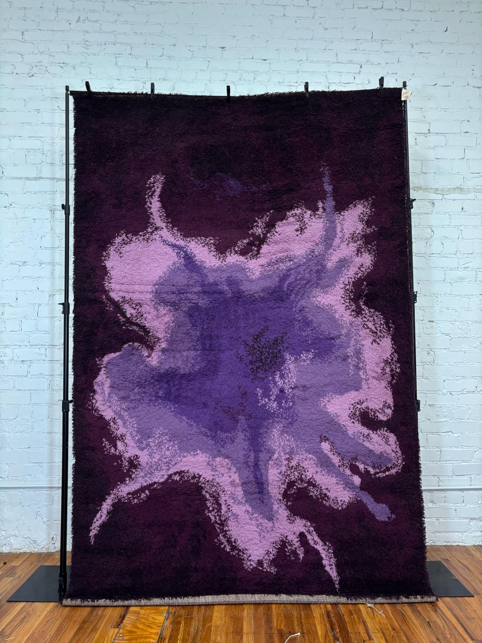 70's Light Purple Flower In Dark Purple Background UNUSED Mid Century Rya Rug im Zustand „Hervorragend“ im Angebot in Los Angeles, CA