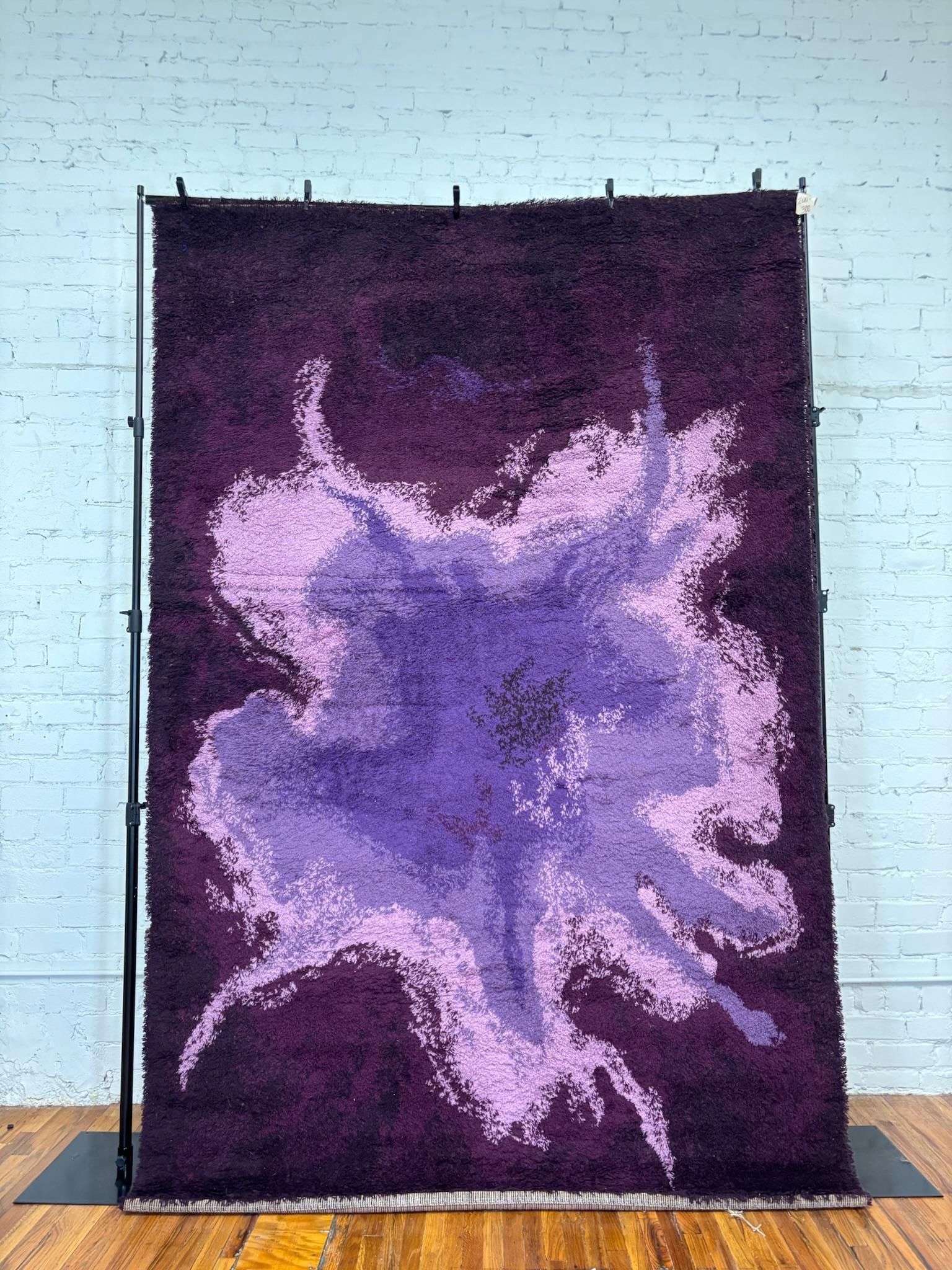 70's Light Purple Flower In Dark Purple Background UNUSED Mid Century Rya Rug (Ende des 20. Jahrhunderts) im Angebot