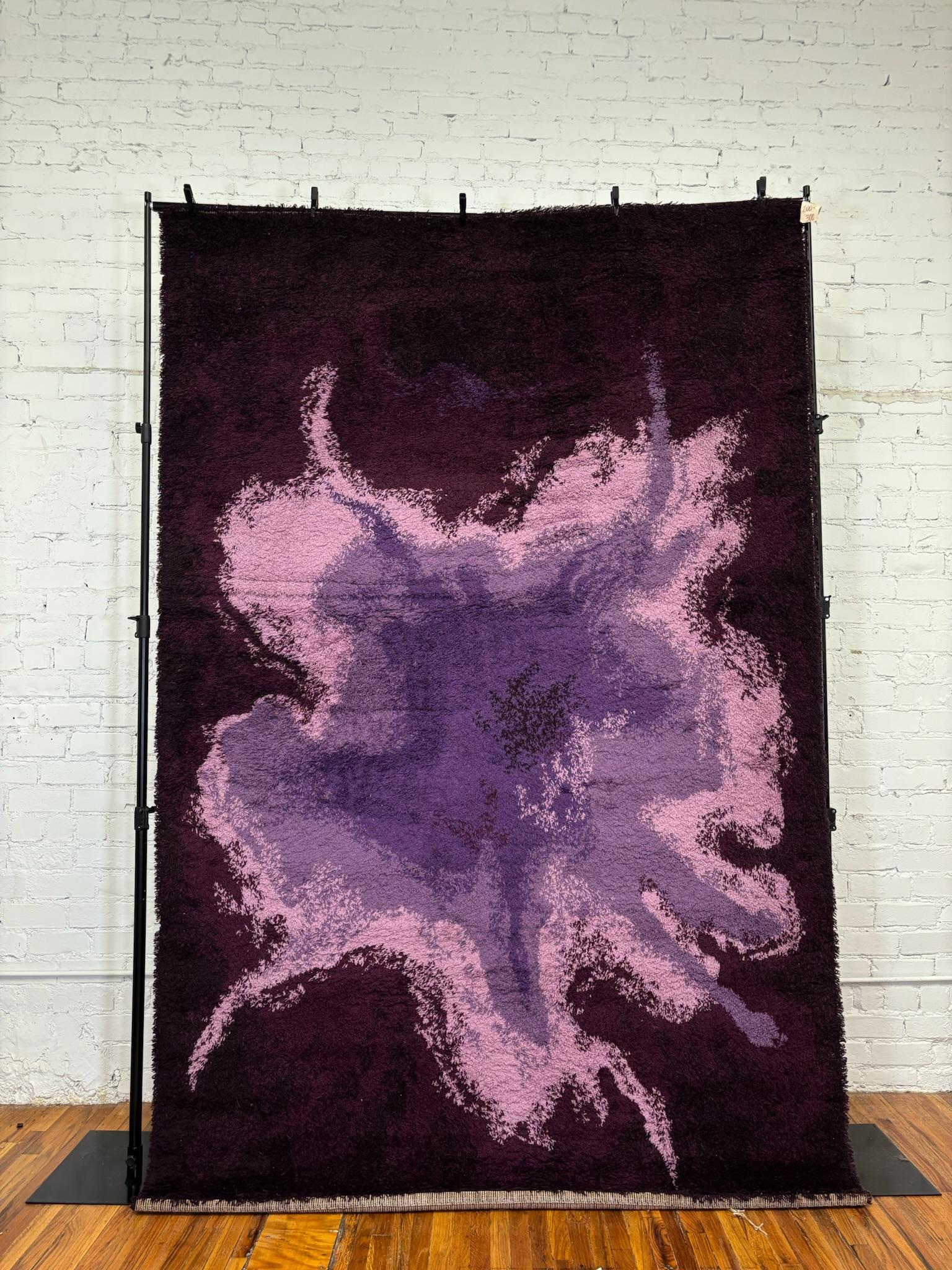 70's Light Purple Flower In Dark Purple Background UNUSED Mid Century Rya Rug (Wolle) im Angebot