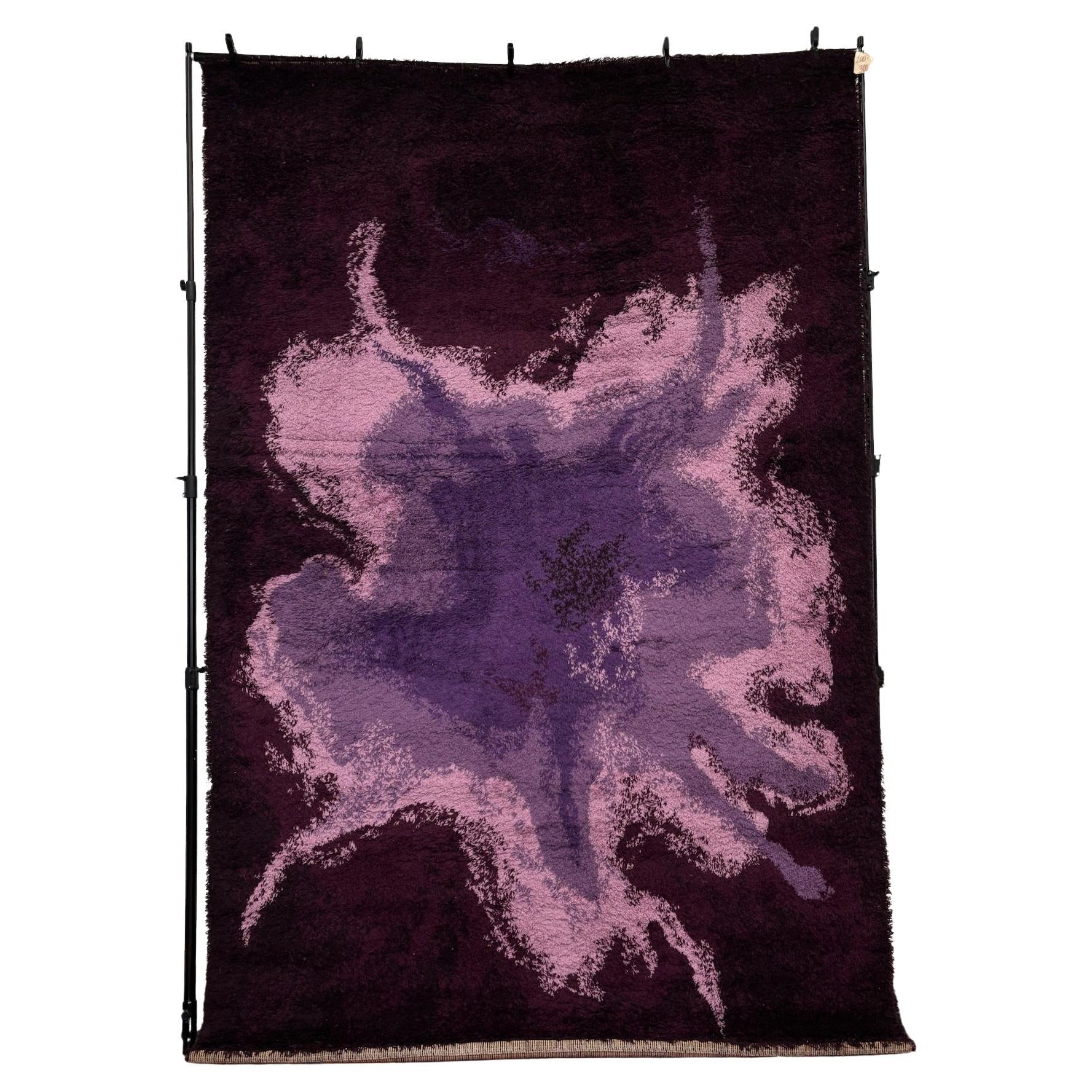 70
s Light Purple Flower In Dark Purple Background UNUSED Mid Century Rya Rug im Angebot