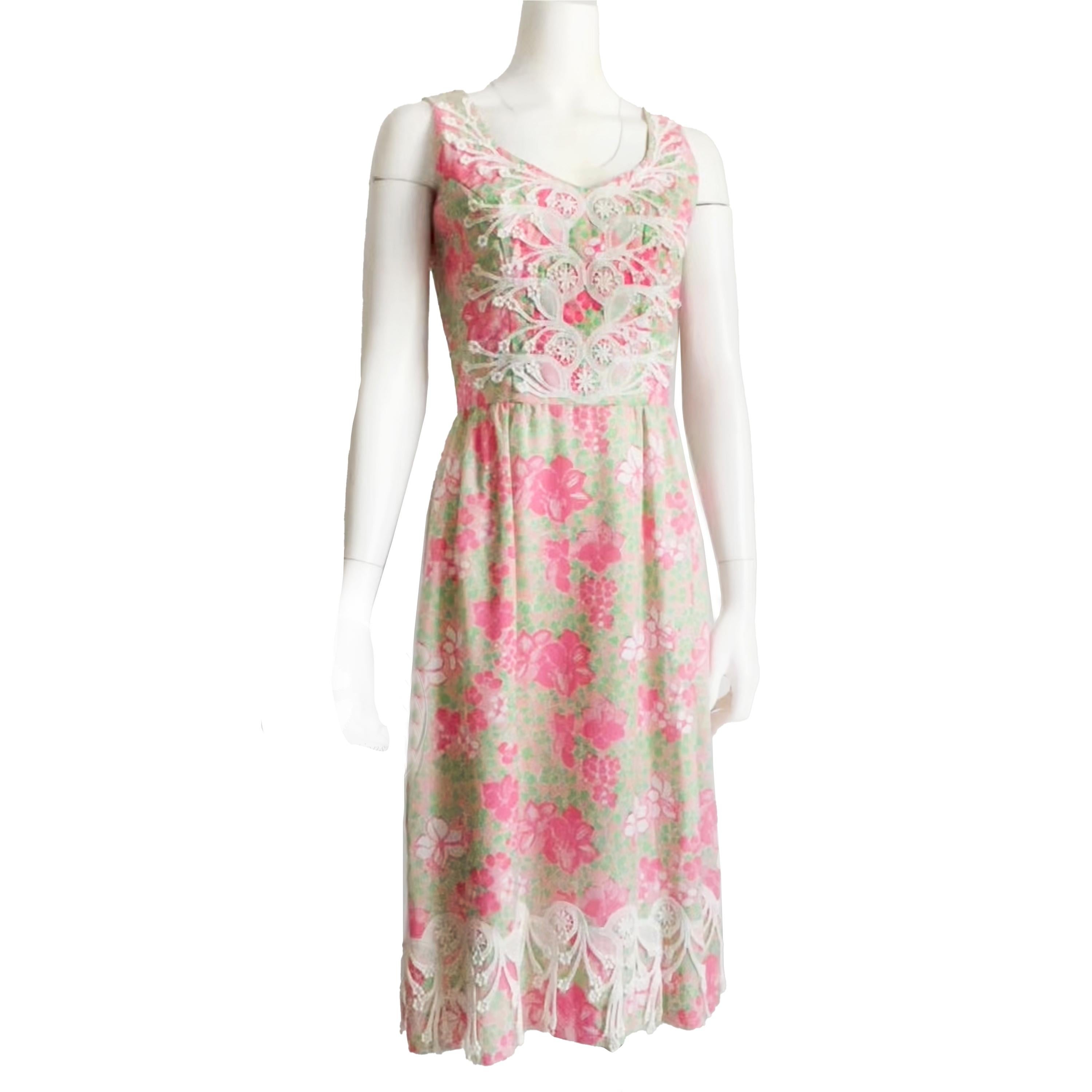 Authentisches, gebrauchtes Original Lilly Pulitzer 'The Lilly' Kleid mit Spitze, ca. 1970er Jahre. Es ist aus einem wunderschönen rosa, grünen und weißen Blumendruck gefertigt und mit weißer Spitze am Mieder und am unteren Rocksaum verziert! In der