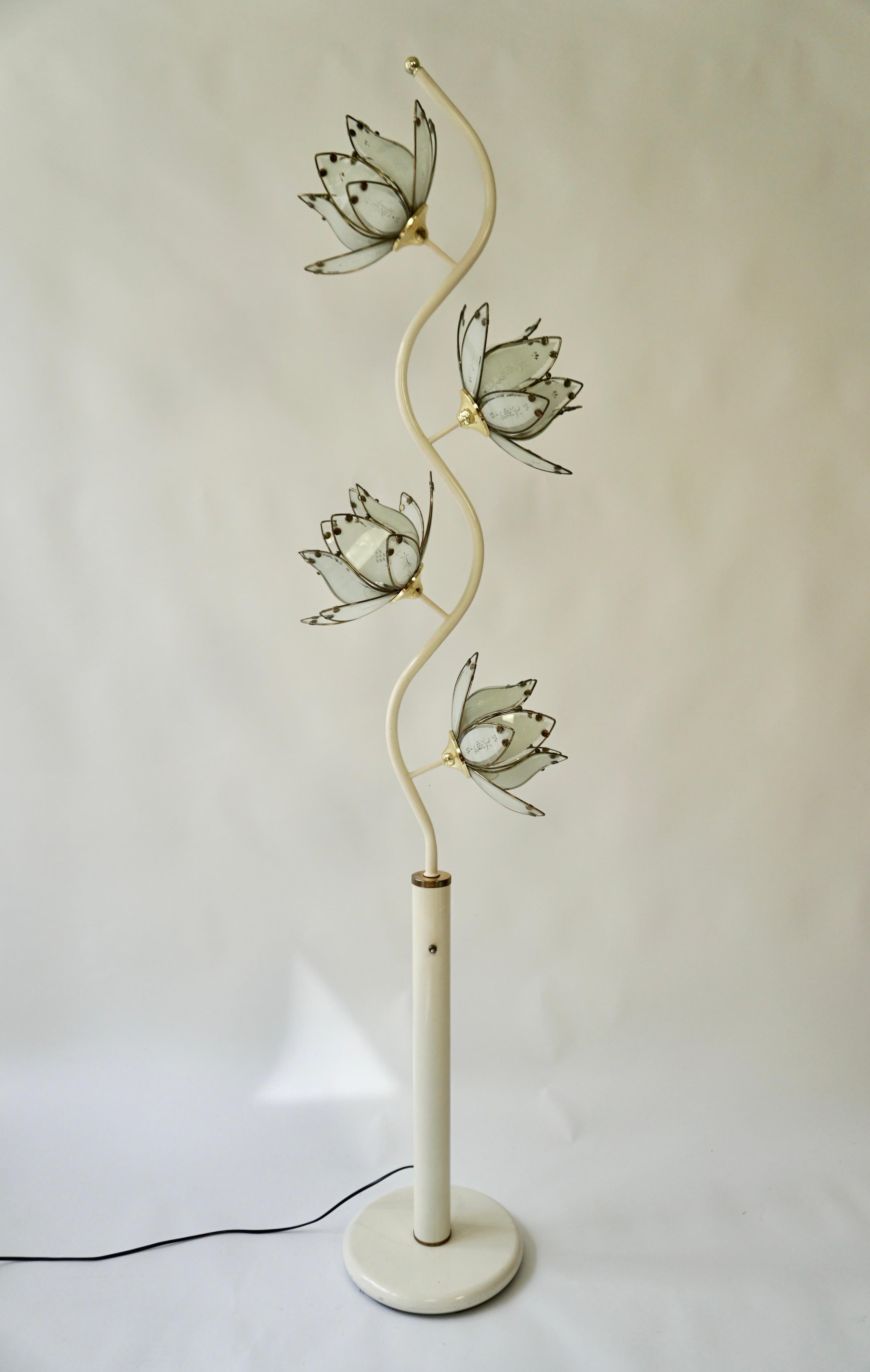 Fantastic and funky eighties floor lamp, consisting of 4 elegant glass lampshades designed in delicate white lotus flowers.  This lovely standing lamp has a white look, and the lights can all be switched on at once, or 2 at a time.

A spectacular
