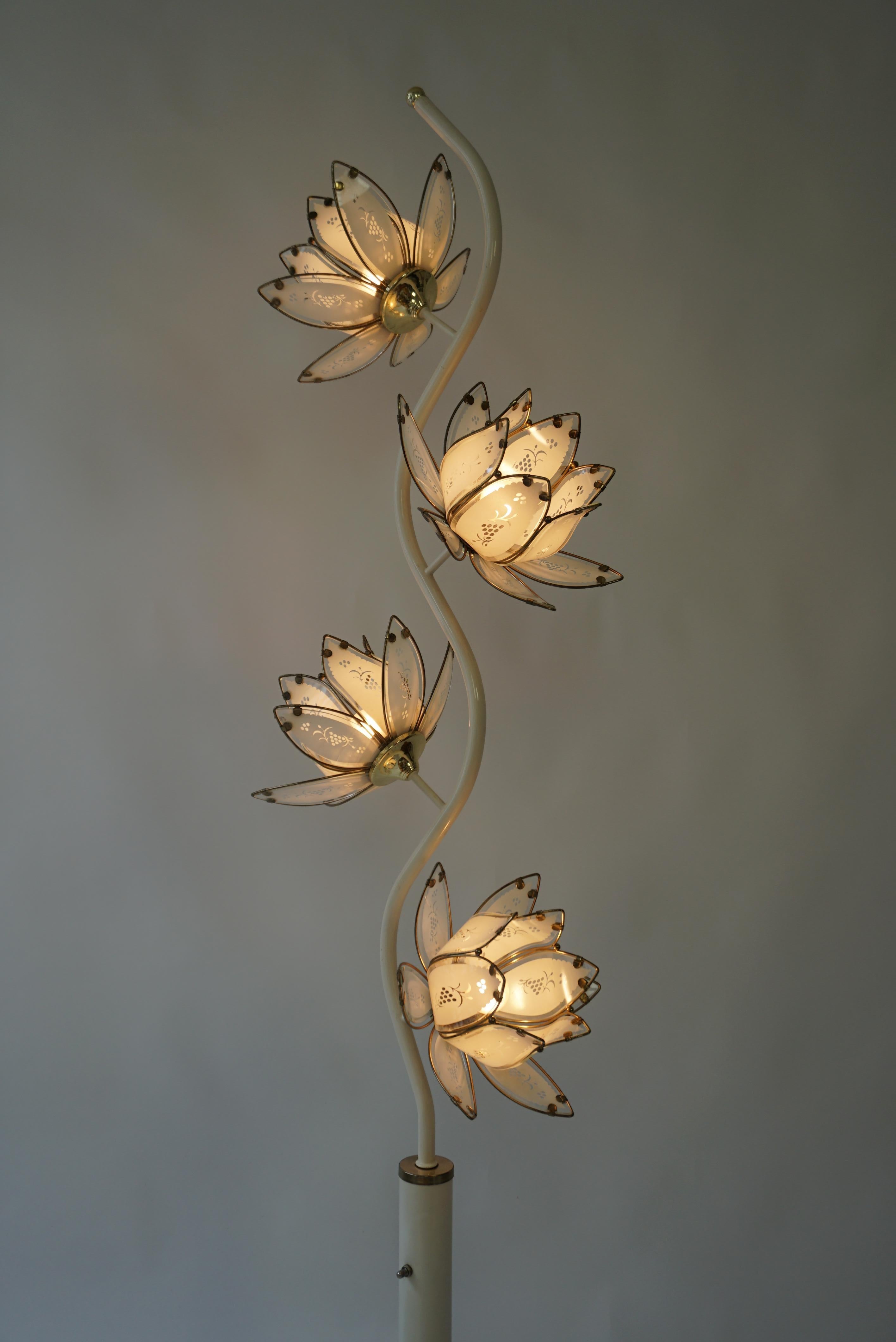 Mid Century Modern Vintage Hollywood Regency White Glass Lotus Flower Floor Lamp In Good Condition For Sale In Antwerp, BE