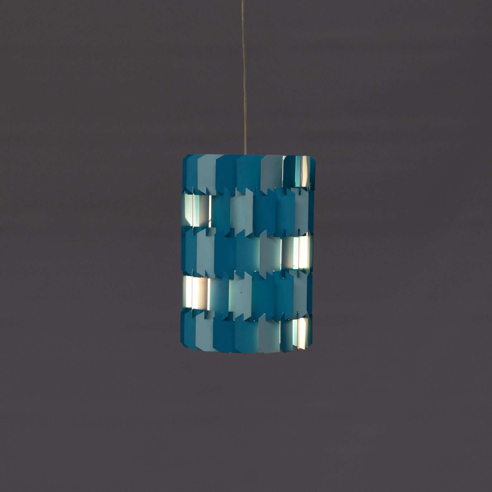 Louis Weisdorf created the ‘facet’ hanging lamp in 1963. The production by Lyfa started in 1966. A facet lamp has about 90 parts and consists 18 shades. All parts have identical shape. In 1970s Lyfa started with the Facet pop lamp. The parts in this