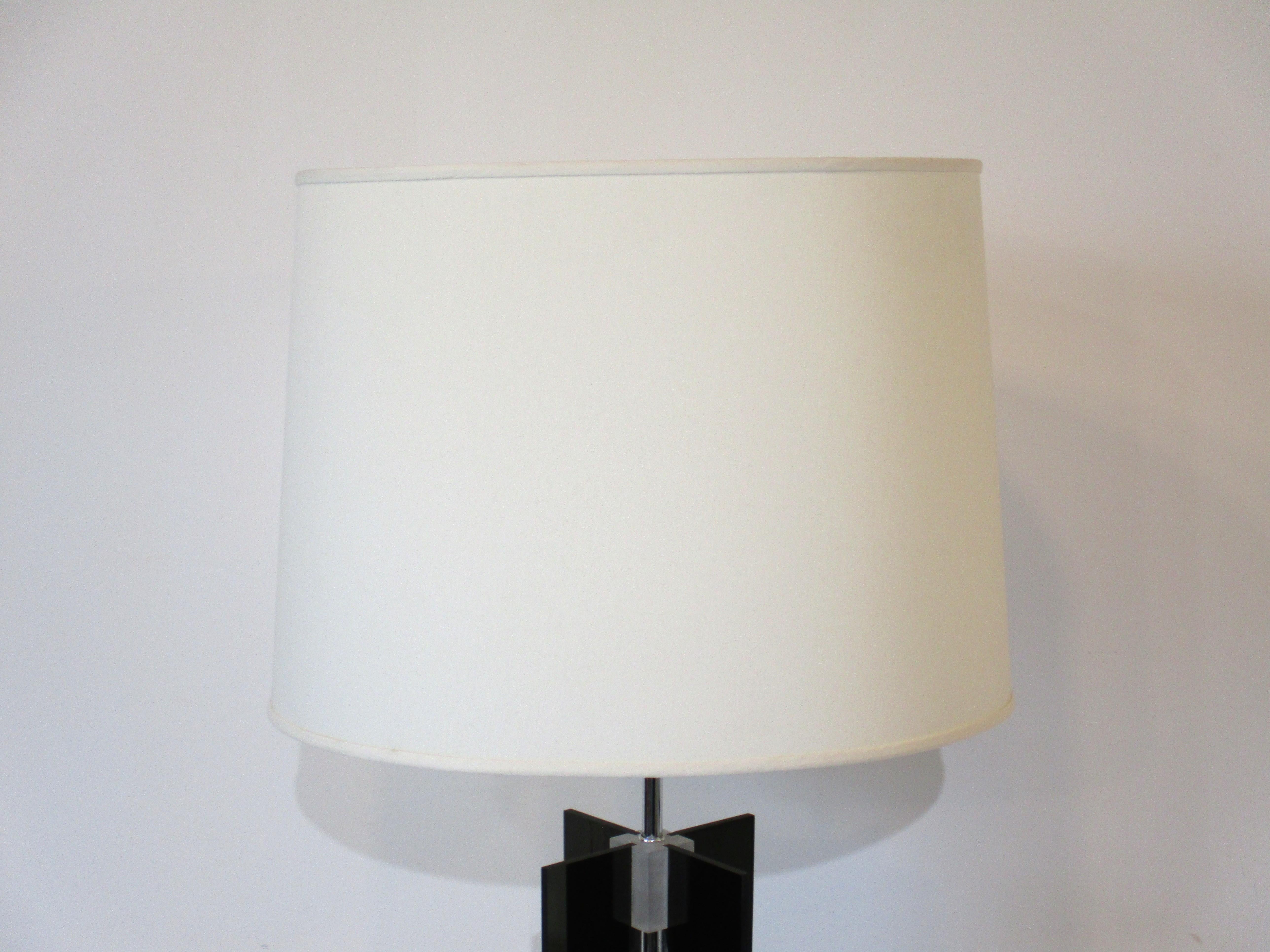 70's Lucite and Chrome X Table Lamp In Good Condition For Sale In Cincinnati, OH