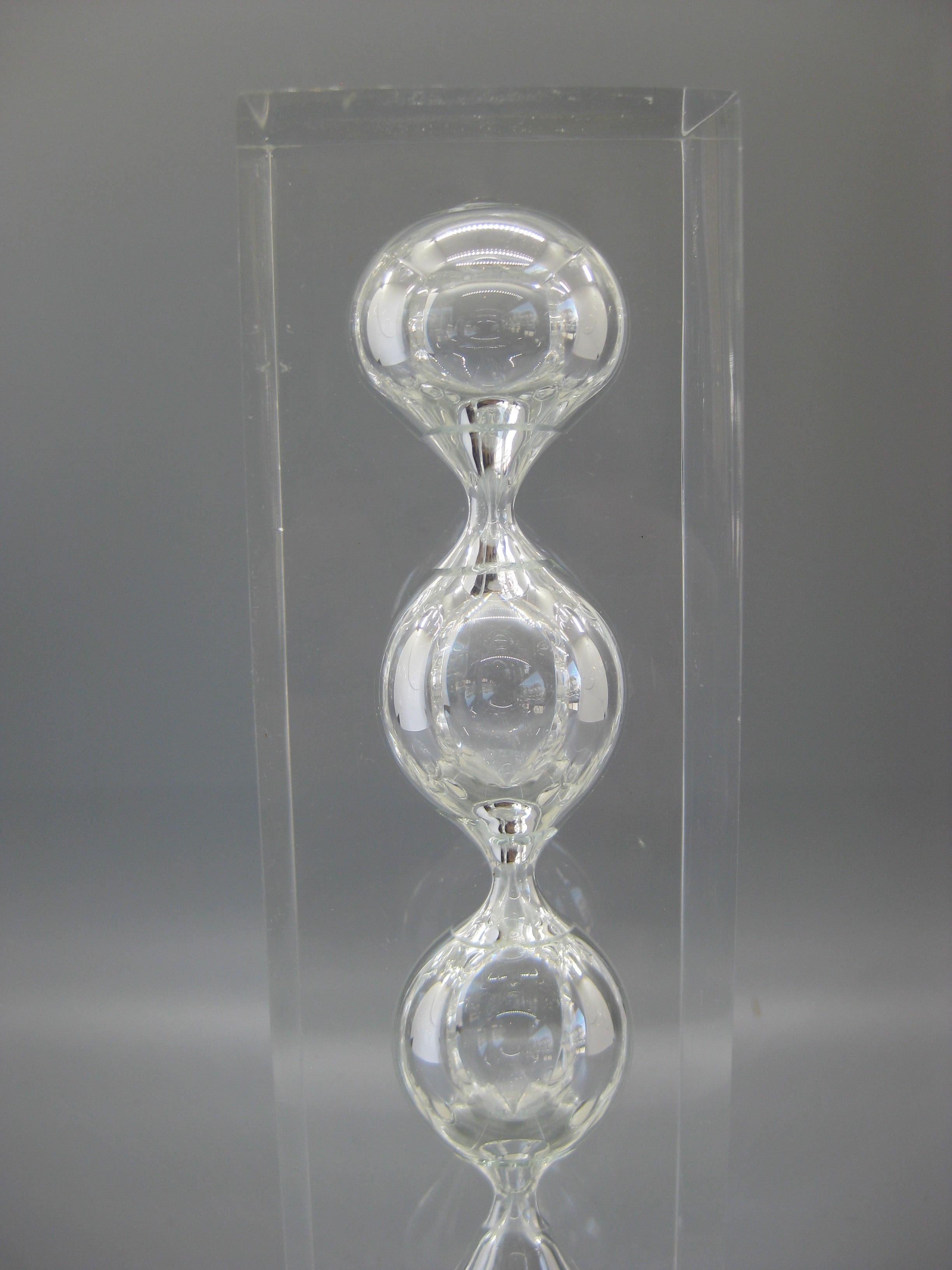 Seltene Sanduhr-Skulptur aus Lucite mit vier Blasen aus den 1970er Jahren. Nach dem Vorbild von Charles Hollis Jones. Keine Herstellerangaben. Die Sanduhr funktioniert, wie sie soll. In sehr schönem Originalzustand mit einigen leichten