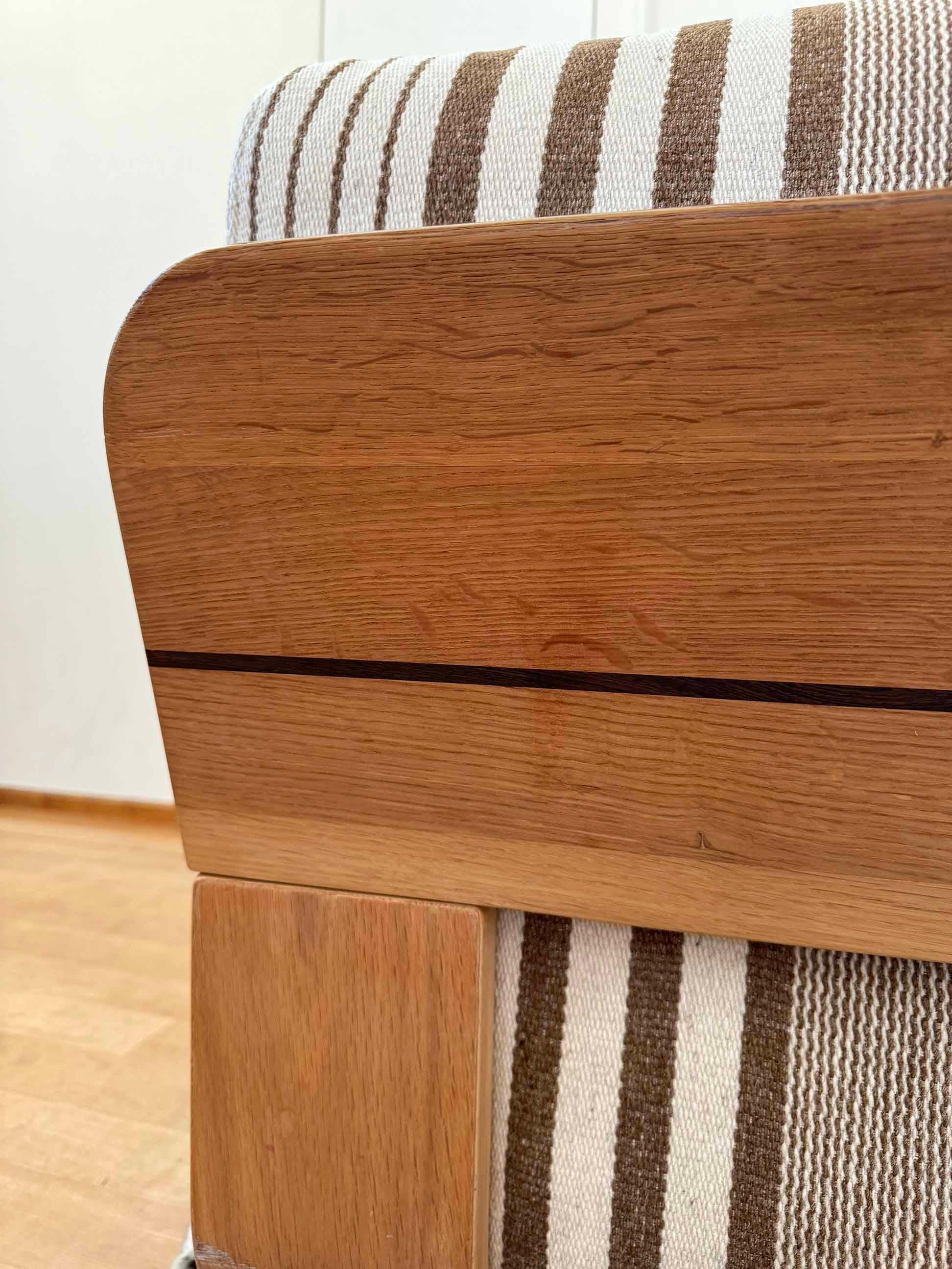 Superbe chef-d'œuvre des années 1970, fauteuil lounge italien à la manière de la chaise Pianura de Cassina Mario Bellini, en bois de chêne et incroyables coussins rayés.

**Il s'agit de l'annonce pour la chaise longue avec deux accoudoirs, illustrée