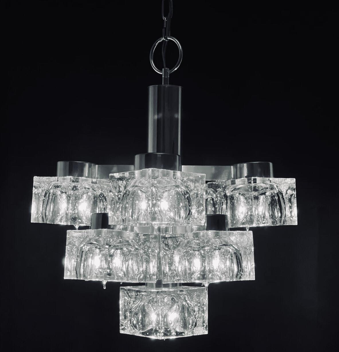 70s MCM Gaetano Sciolari 9 Light Chrome Ice Cube Chandelier Lightolier Italy In Good Condition For Sale In St.Petersburg, FL