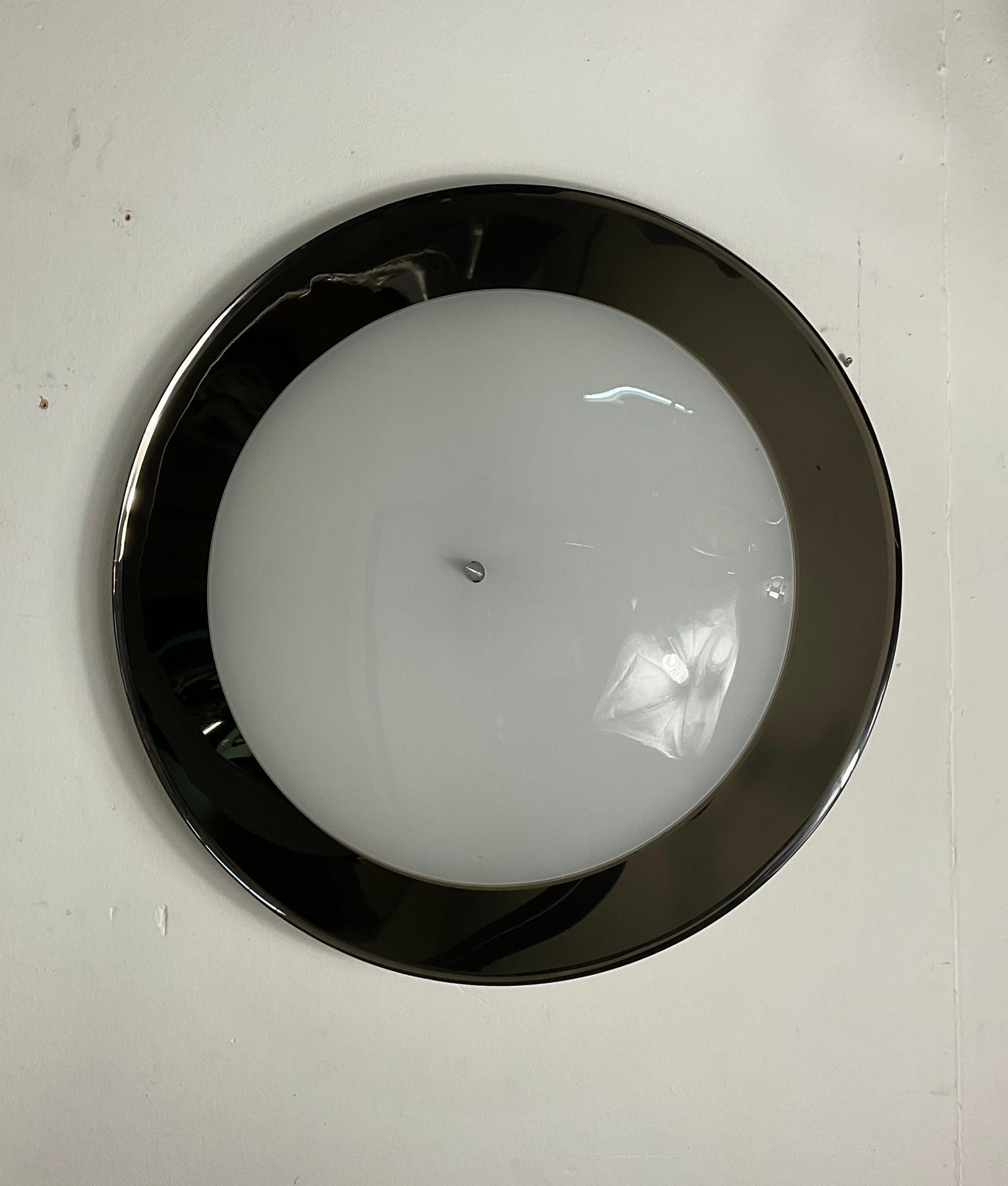 Ceiling lamp of the 70s of the 900 in metal and glass attributable to Stilnovo. Circular in shape with rear electrical system and in good condition with small wear caused by years and use. Throughout the 70s Stilnovo will continue to collaborate