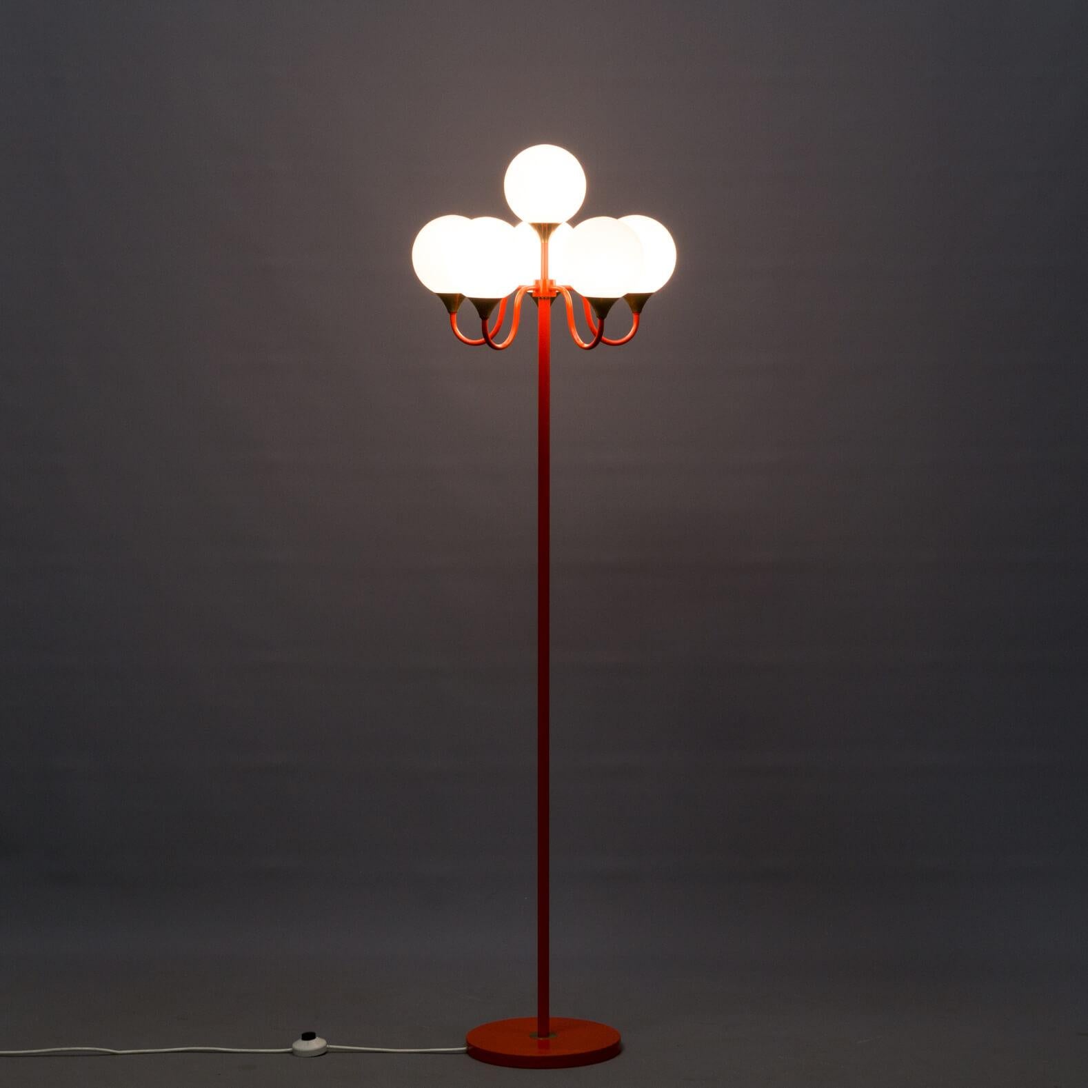 1970s metal floor lamp attributed to Max Bill for Temde Leuchten. Good and working condition, consistent with age and use. One piece, small dots in the metal of the foot.