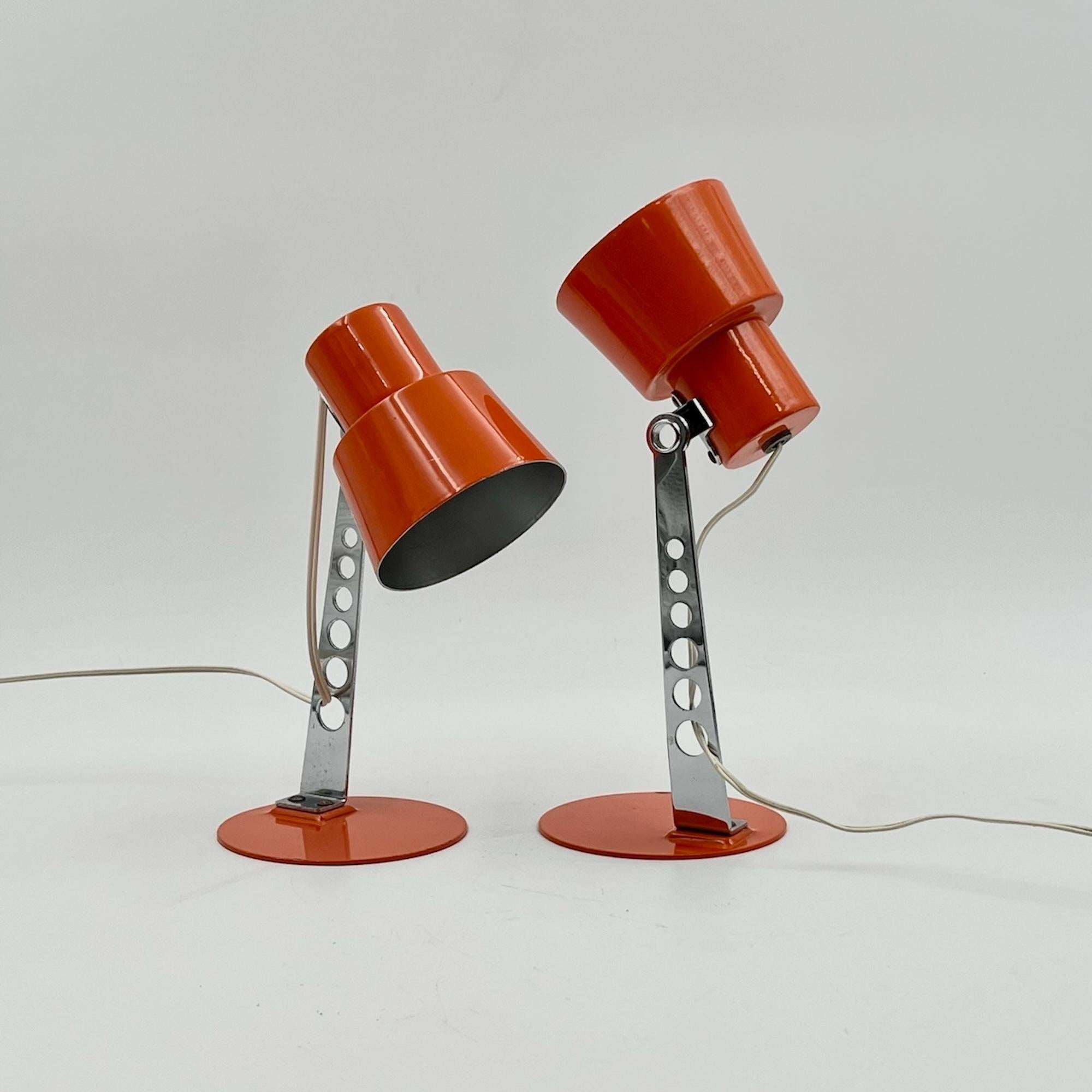 Verleihen Sie Ihrem Raum einen lebendigen Hauch von 70er-Jahre-Flair mit diesem exquisiten Paar Targetti Sankey Tisch- oder Schreibtischlampen. Diese in den 1970er Jahren in Italien gefertigten Lampen verkörpern mit ihrem auffälligen orangefarbenen