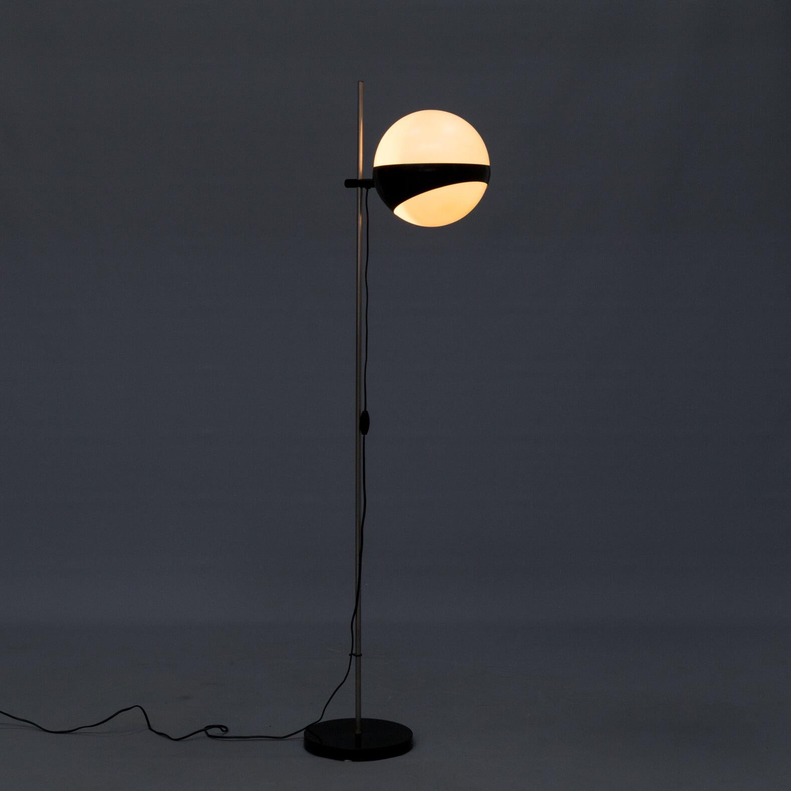 1970s model 660 floorlamp for Hala Zeist. Good and working condition, consistent with age and use.
