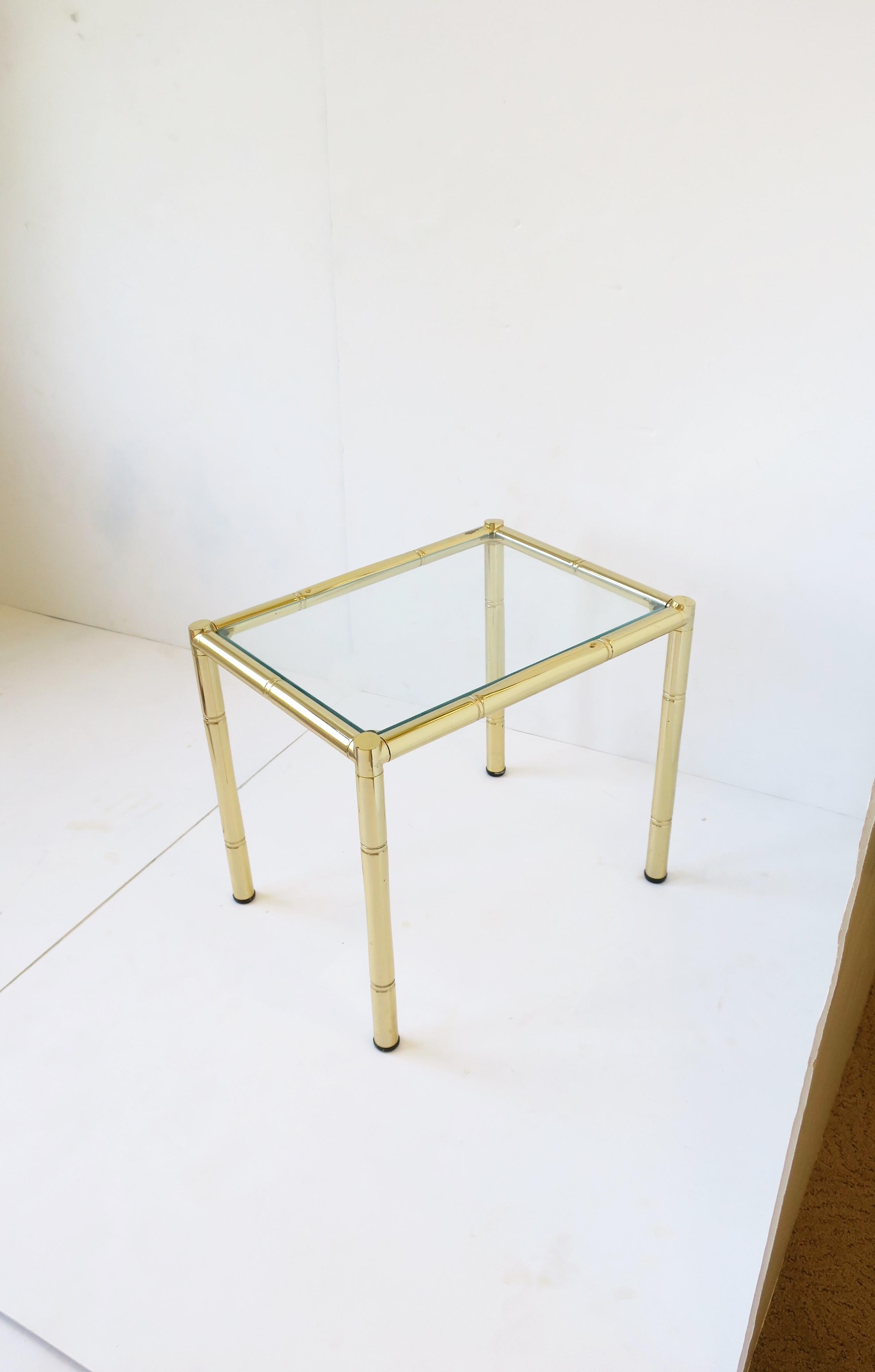 Moderne Petite table d'appoint ou table d'appoint en laiton et verre en bambou, années 1970 en vente