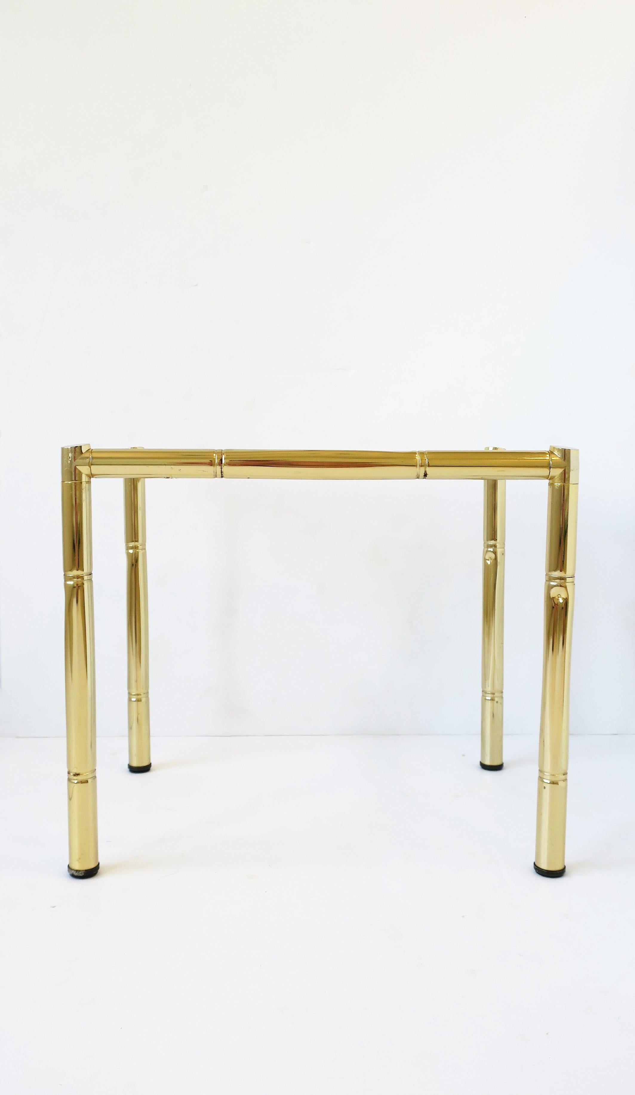 Plaqué Petite table d'appoint ou table d'appoint en laiton et verre en bambou, années 1970 en vente