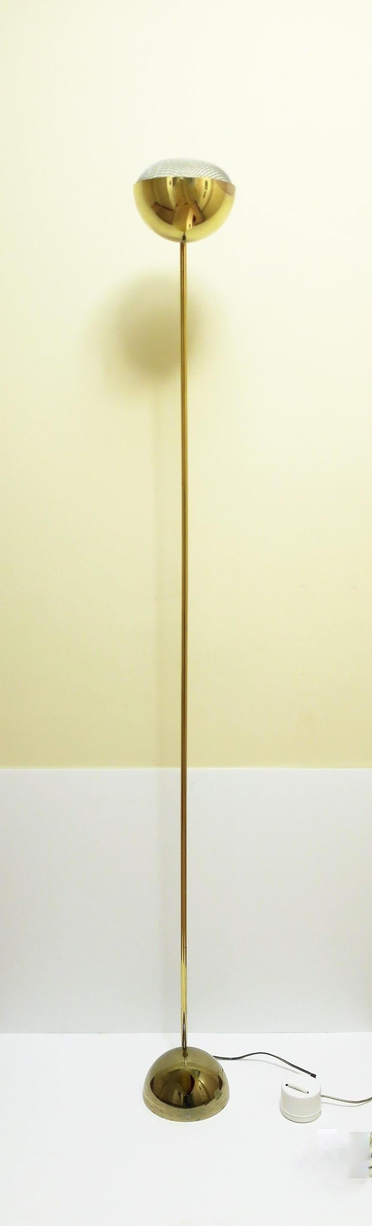 A substantial '70s Modern Postmodern period brass plated floor lamp, circa late-1970s, USA. On/Off switch at bottom with dimmer offering a wide range of light from low to bright. Shown in 'on' position in image #12. 

Measures: 70
