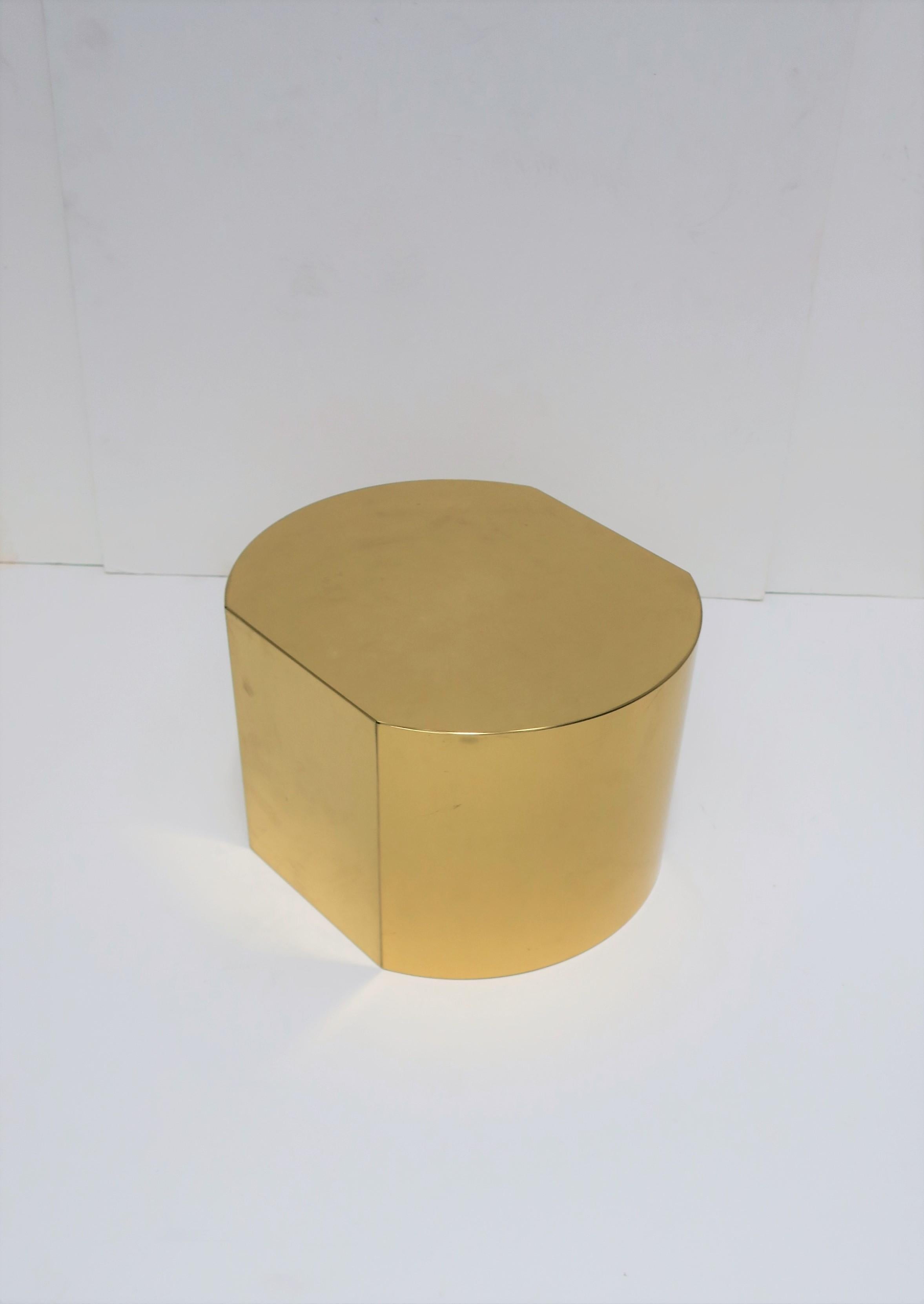 Modern Brass Pedestal Stand or Pedestal Side Table In Good Condition In New York, NY