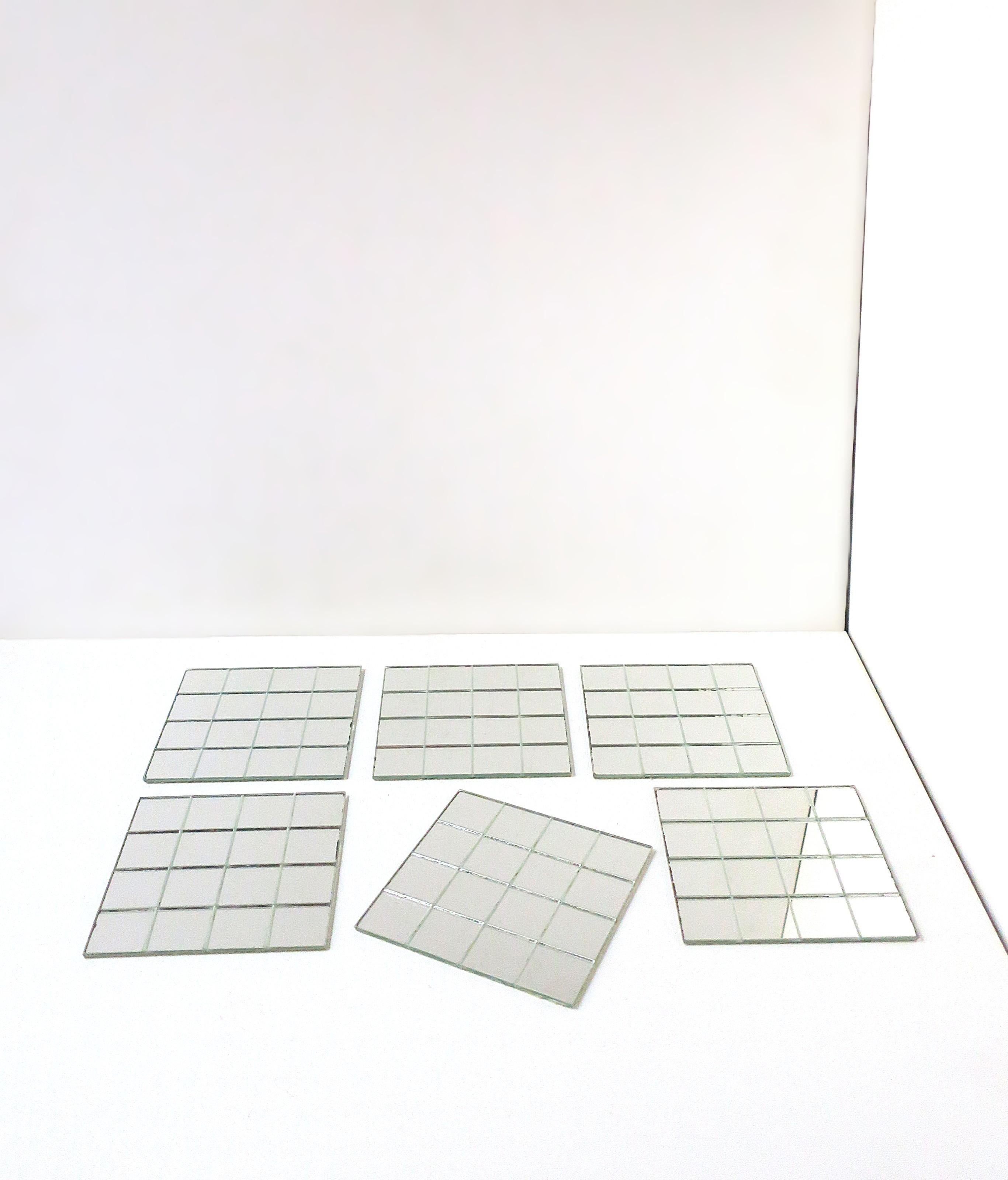 Ein großartiges Set von sechs (6) 70er-Jahre-Modern-Spiegel-Untersetzern, 70er-Jahre-Modern/Postmodern-Design, ca. 1970er-Jahre, Ende des 20. Jahrhunderts. Das Set scheint nie benutzt worden zu sein. Ausgezeichneter Zustand, wie auf den Bildern und