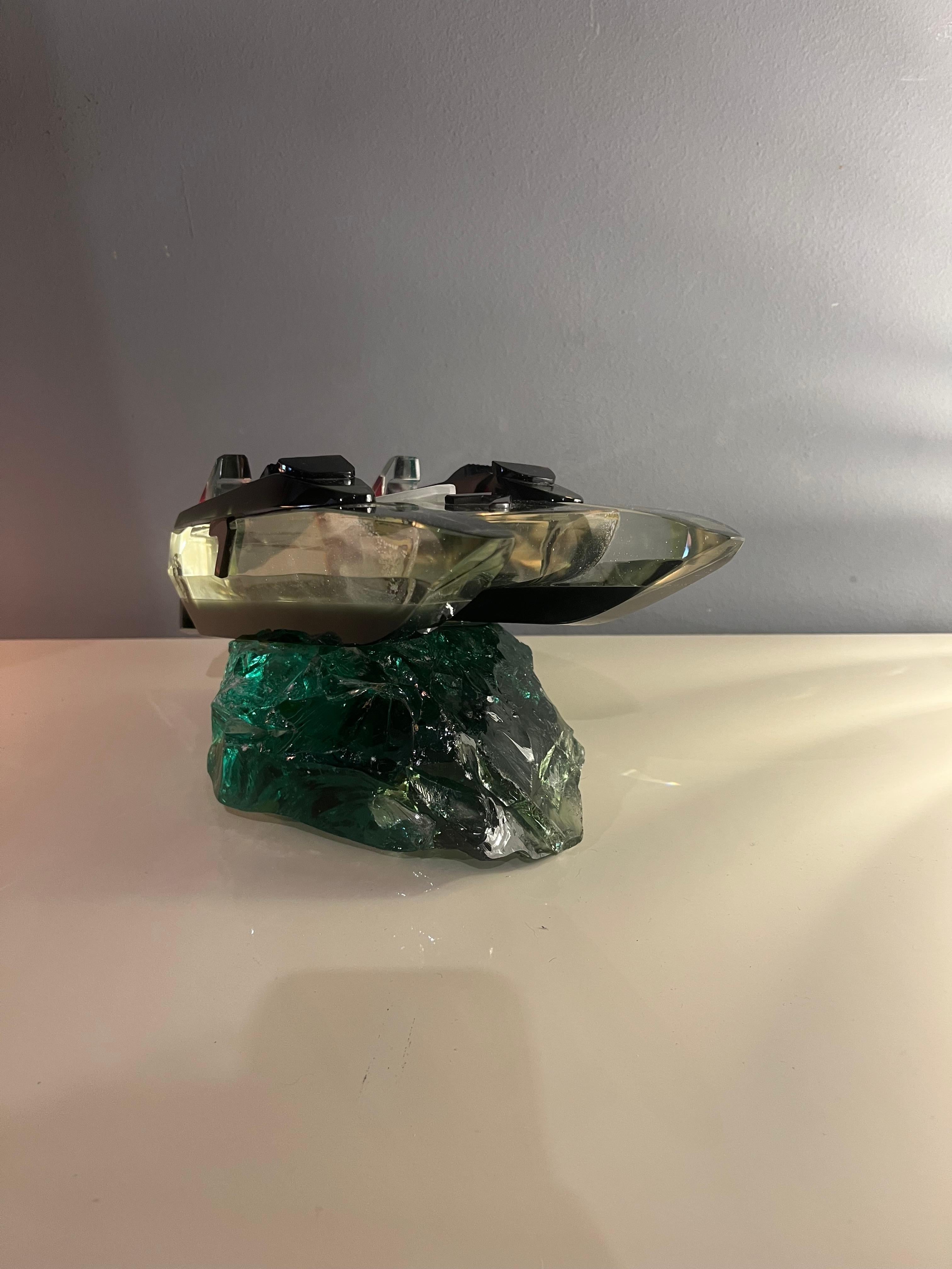 Sculpture de bateau en verre de Murano datant des années 70, réalisée par Berlini. Le verre soufflé a quelque chose de magique, surtout lorsqu'il prend forme entre les mains d'un maître comme Giorgio Berlini. Cette sculpture en verre de Murano n'est