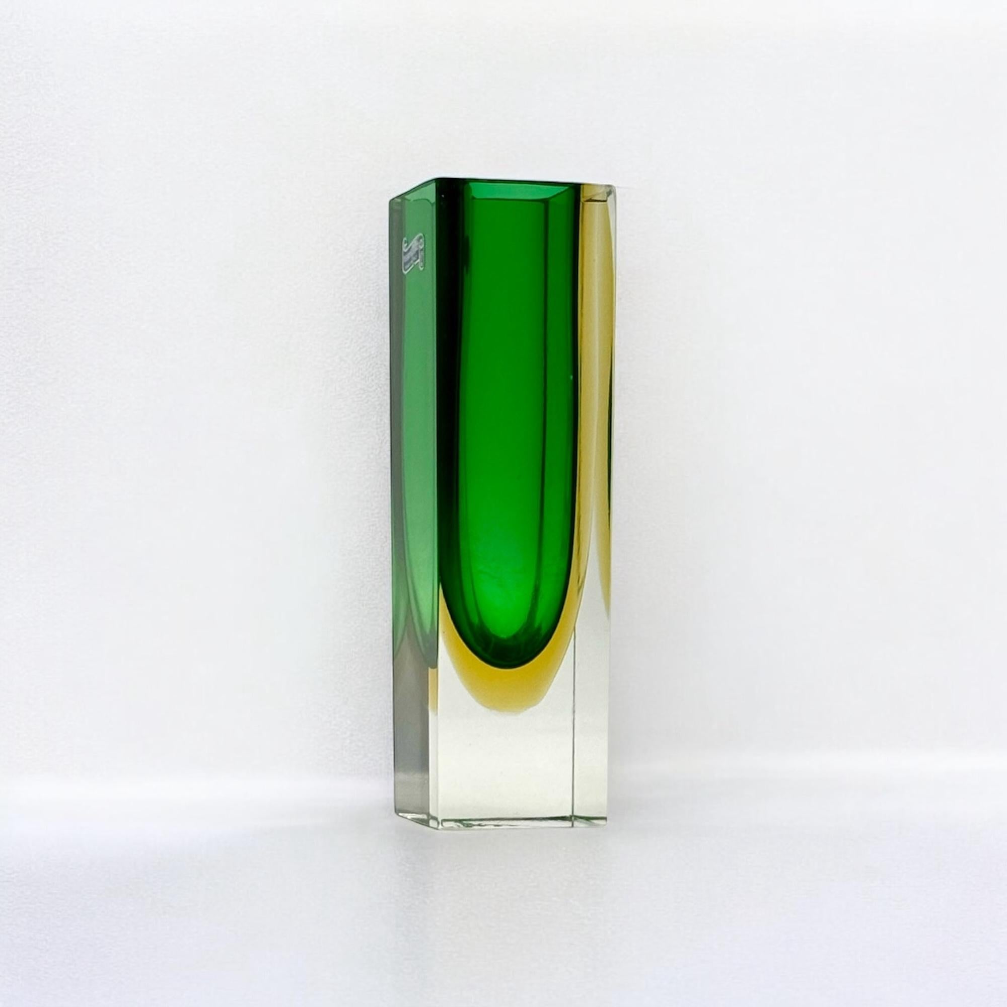 70s Murano Sommerso Glass Vase - Handcrafted Italian Sculptural Piece in Green In Good Condition In San Benedetto Del Tronto, IT