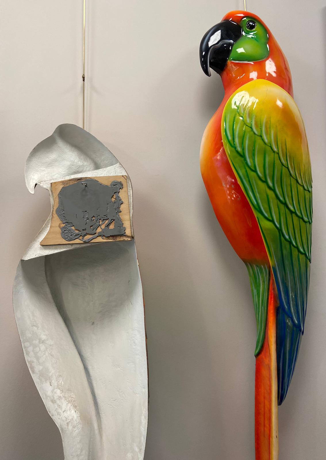 70s  Italienisches Ehepaar  Papageien-Wandskulptur aus Glasfaser, Gartendekoration, Farben im Angebot 6