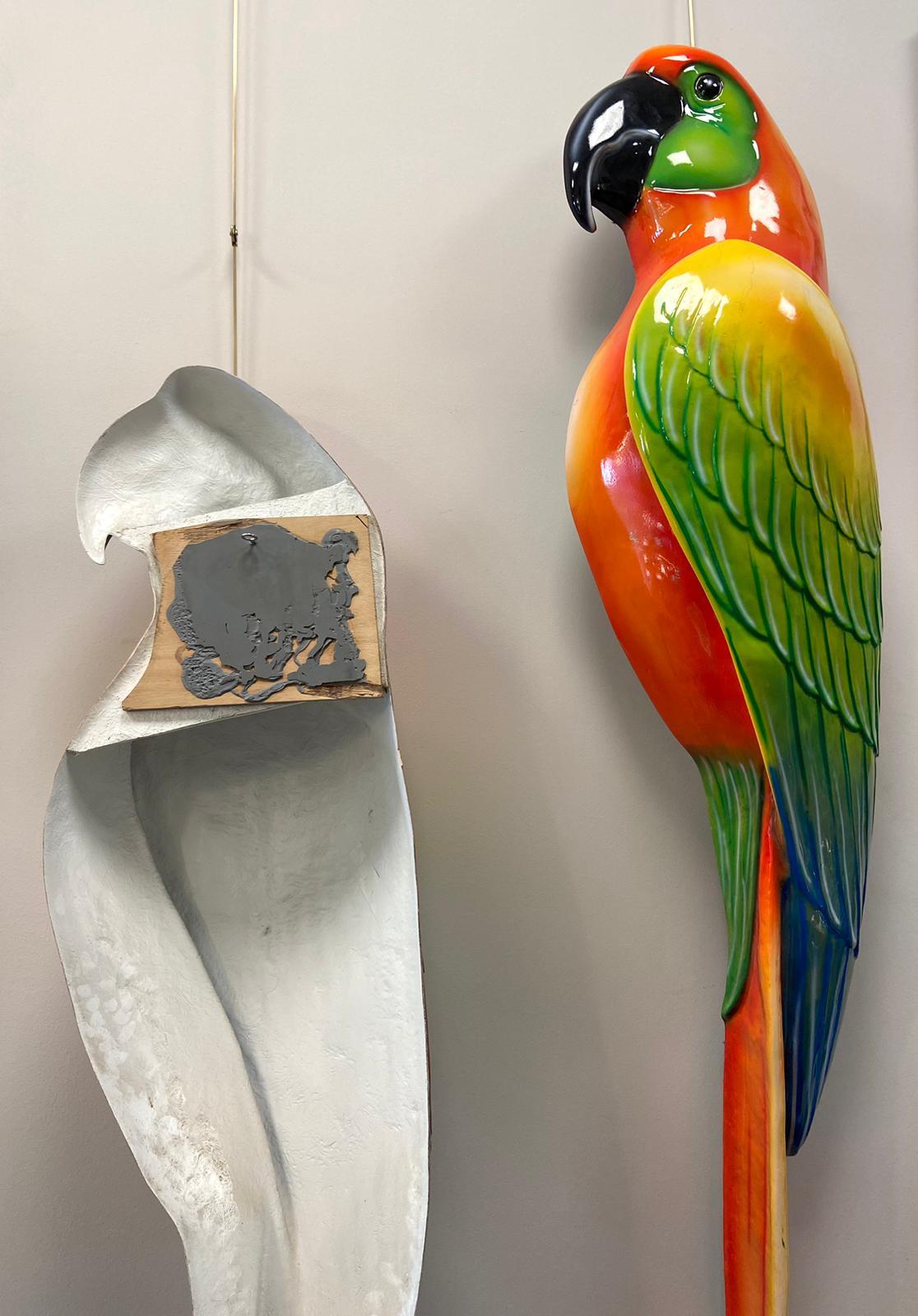 70s  Italienisches Ehepaar  Papageien-Wandskulptur aus Glasfaser, Gartendekoration, Farben im Angebot 7