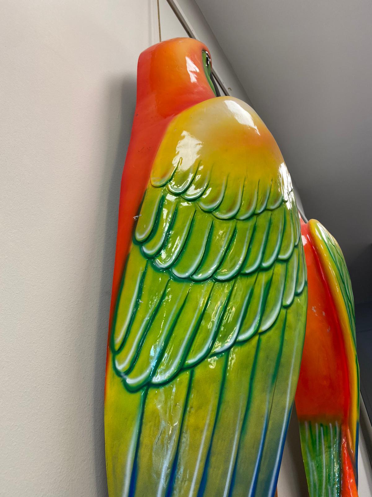 70s  Italienisches Ehepaar  Papageien-Wandskulptur aus Glasfaser, Gartendekoration, Farben im Angebot 9