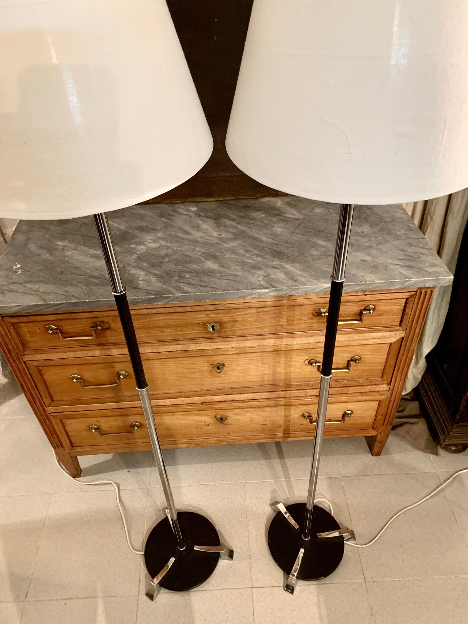 Paar spanische Stehlampen aus lackiertem und verchromtem Metall aus den 70er Jahren, der Sockel der Lampe ist mit drei verchromten Füßen auf einem schwarz lackierten runden Sockel, Lampenschirme aus weißem satiniertem Stoff