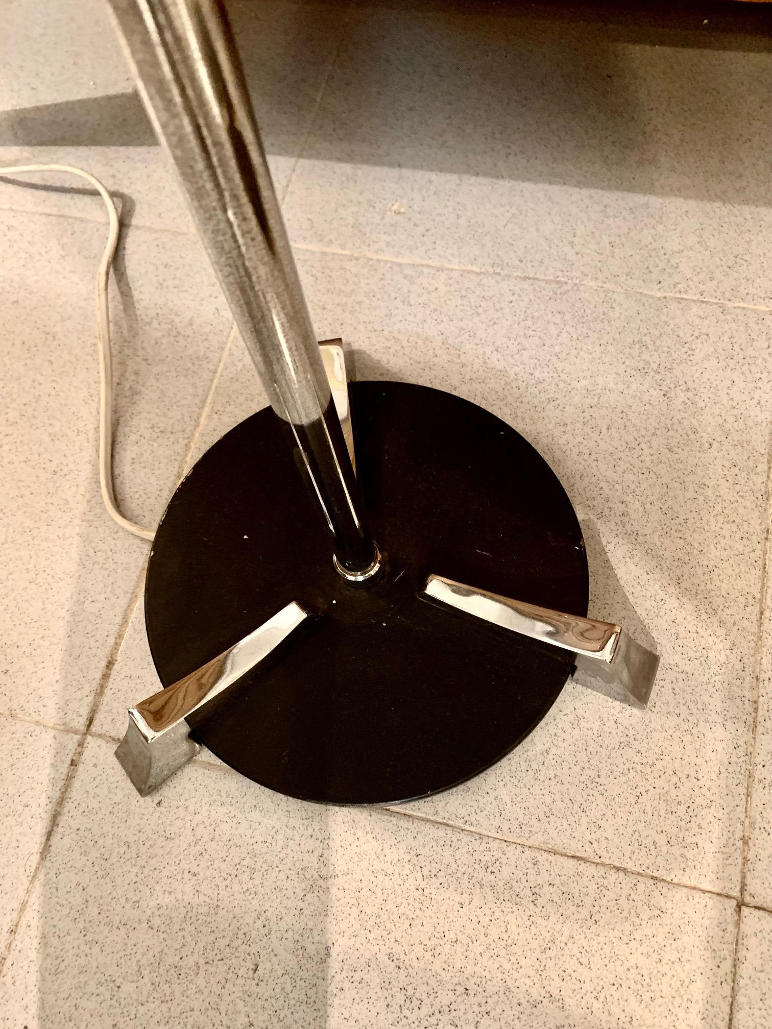 Spagnolo Coppia di lampade da terra spagnole anni '70 in metallo laccato e cromato in vendita