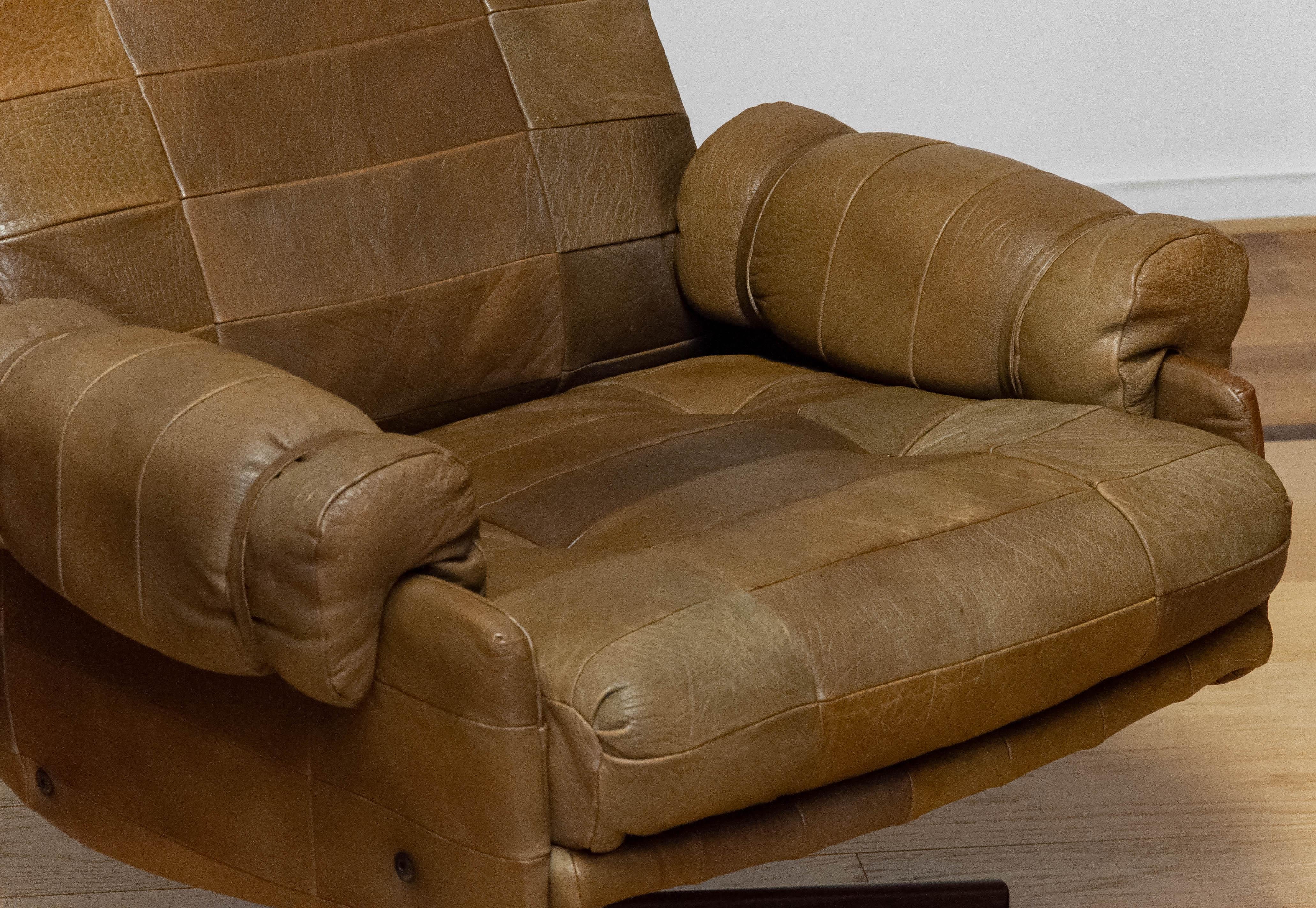 Paire de chaises pivotantes d'Arne Norell en cuir de buffle vert olive tourbillonné, années 70 3