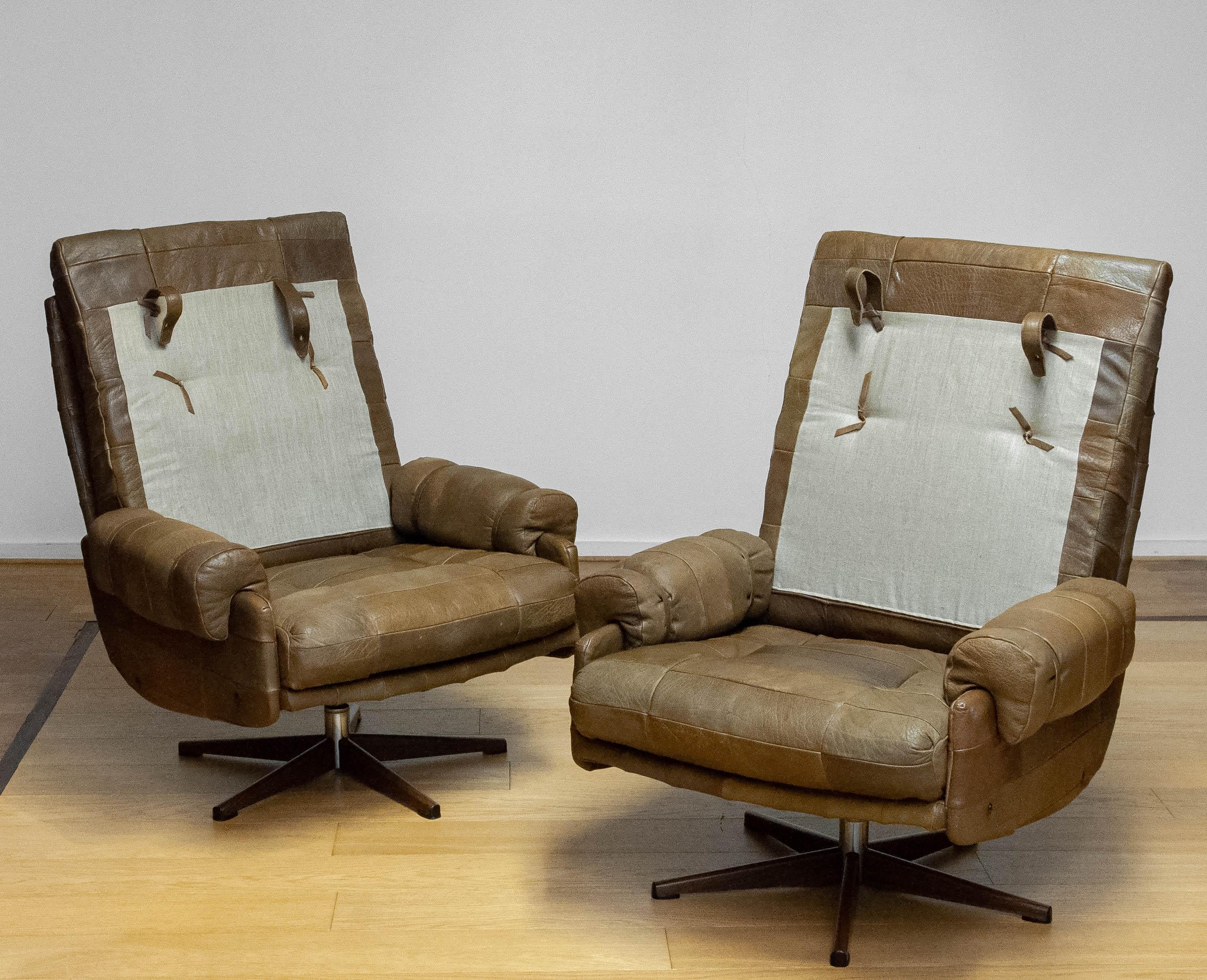 Paire de chaises pivotantes d'Arne Norell en cuir de buffle vert olive tourbillonné, années 70 9