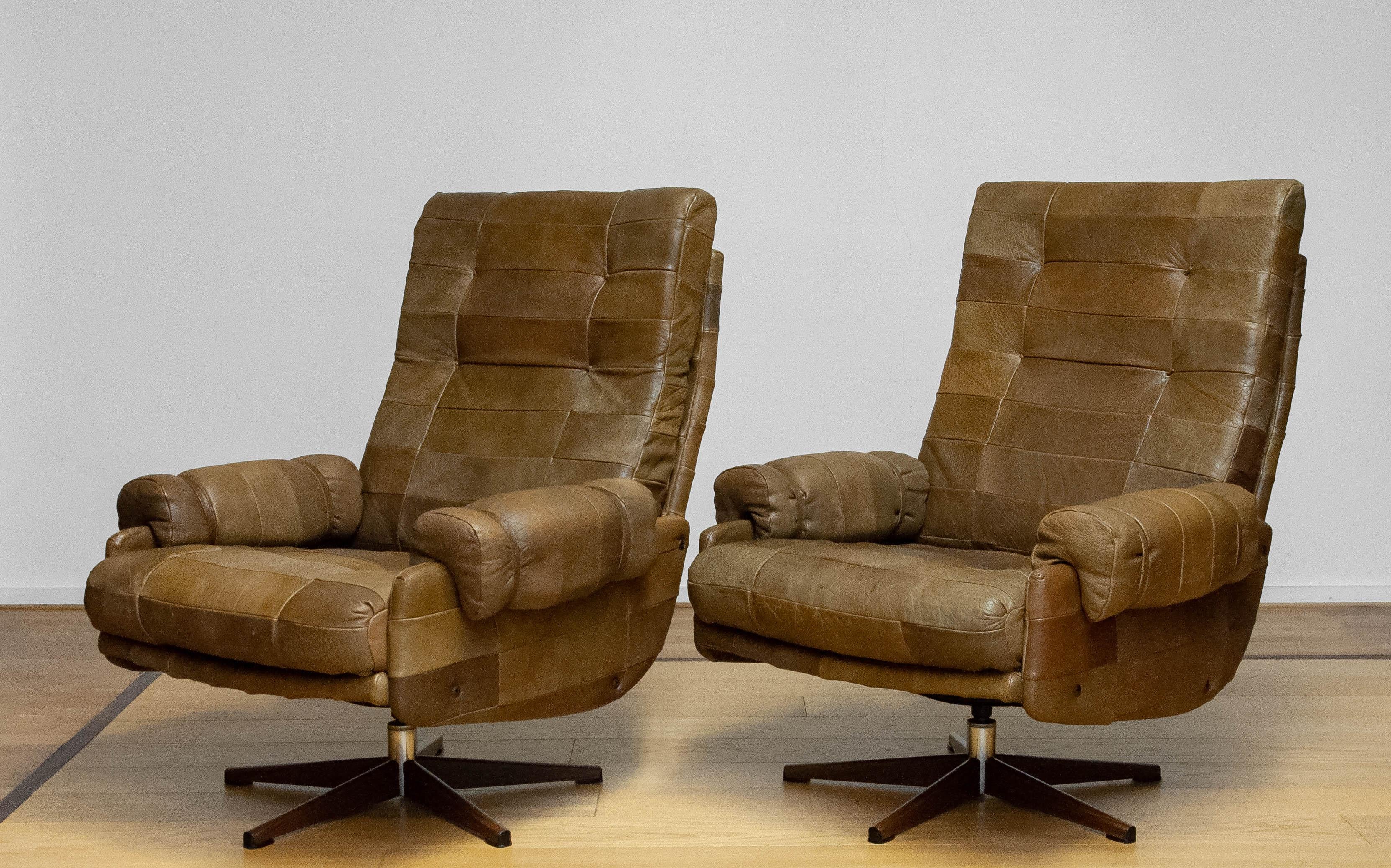 Äußerst bequemes Paar Drehstühle von Arne Norell für Norell Möbler AB in Schweden aus den 1970er Jahren. Die Stühle sind mit schönem und robustem olivgrünem (Patchwork-) Büffelleder bezogen. Die Stühle stützen großartig und sind absolut geeignet für