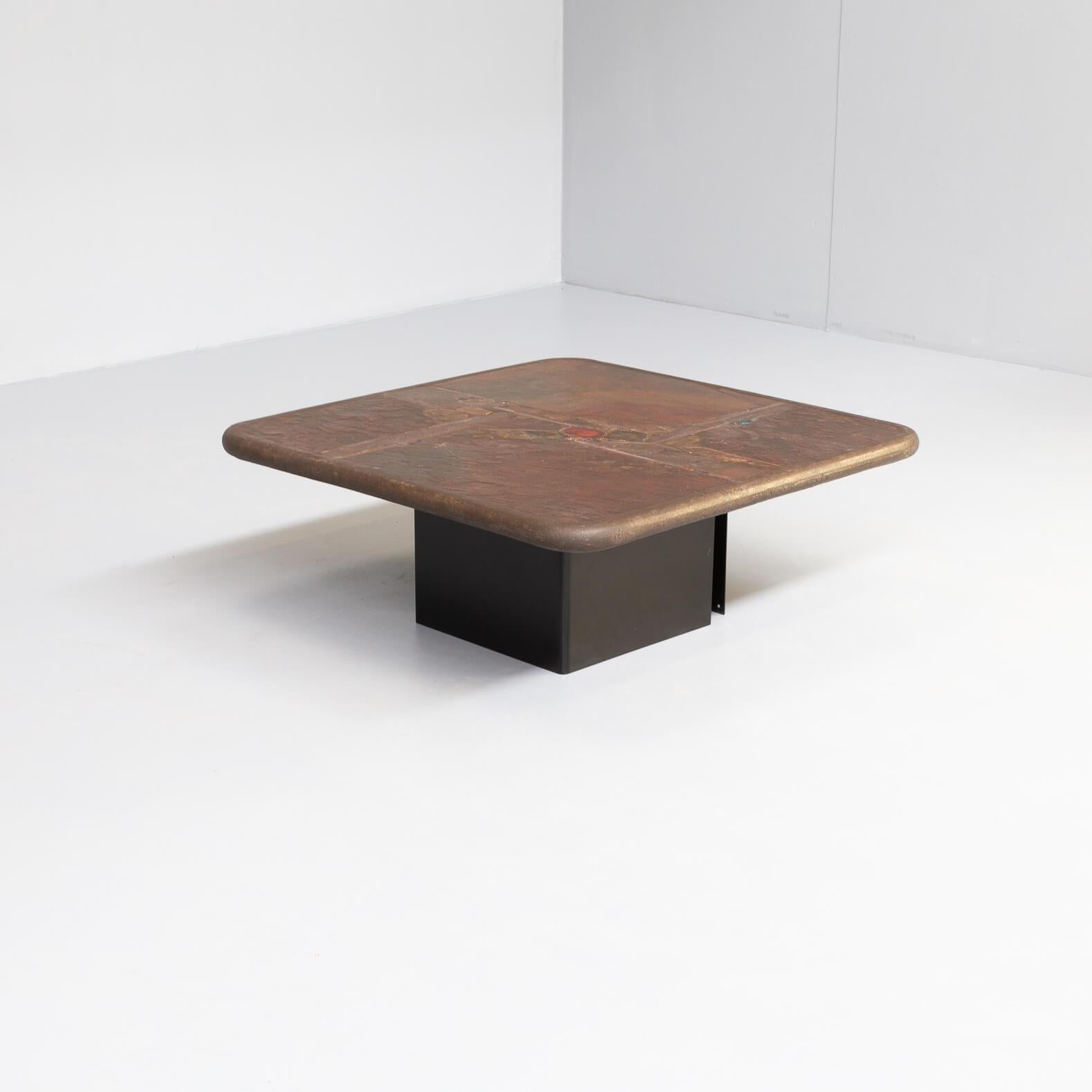 This natural stone rectangle coffee table is very good conserved and very rare with it’s beautiful agate stone and copper inlay. Its stands on a metal square foot in two parts. Good condition consistent with age and use.