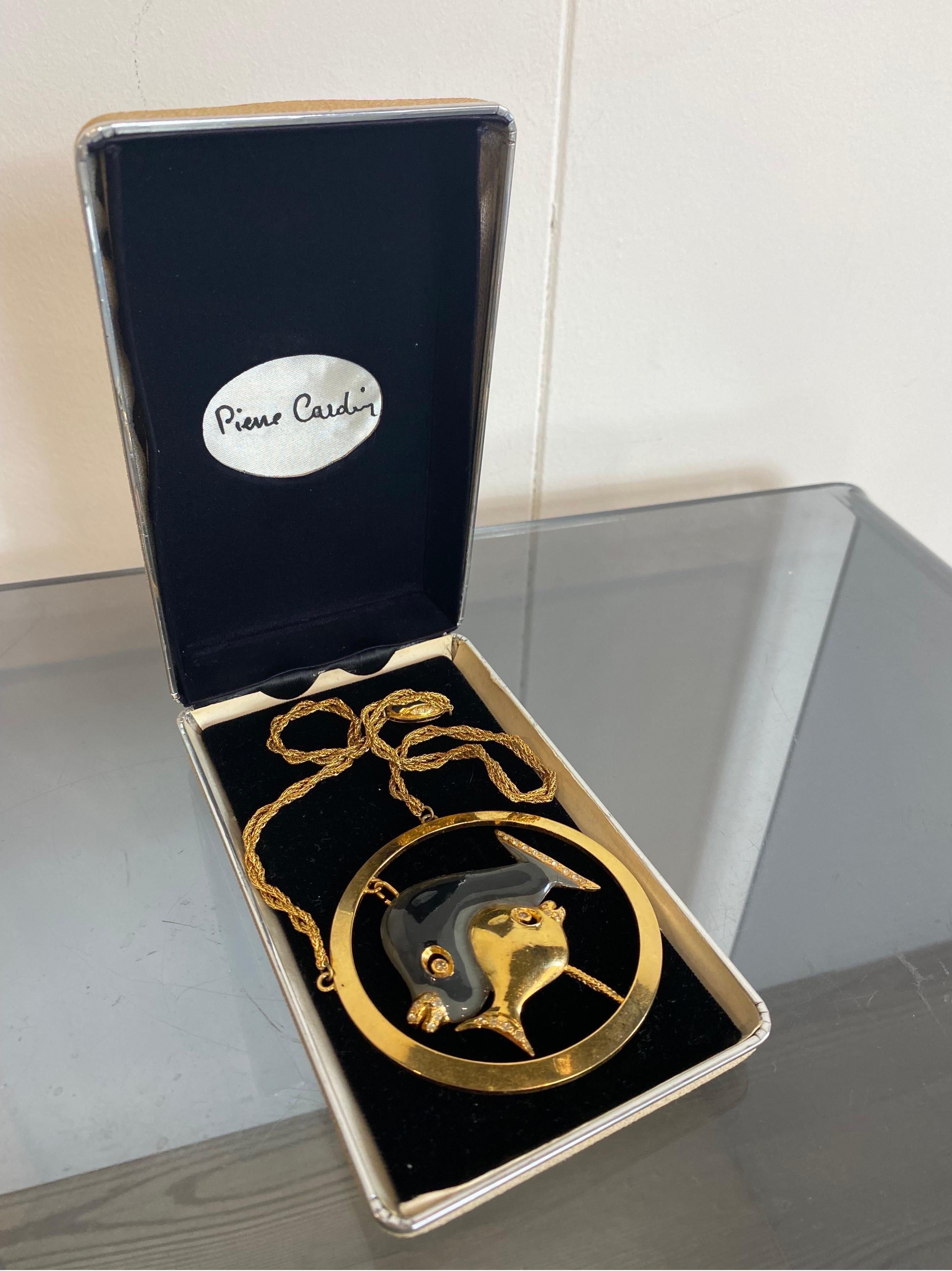 70s Pierre Cardin golden choker necklace 
Zodiac signs collection by Pierre Cardin. Vintage necklace. In golden metal. 
Crew neck. With large pendant representing two fish. With rhinestones all present. 8cm height and width pendant circle.