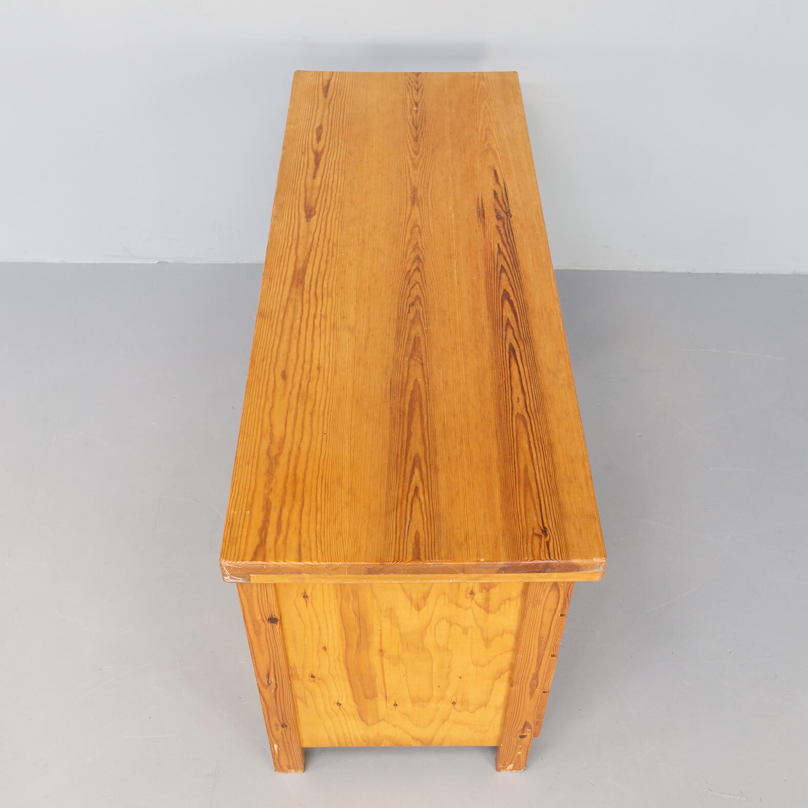 70s Pine Wooden 4 Drawer Desk In Good Condition For Sale In Amstelveen, Noord