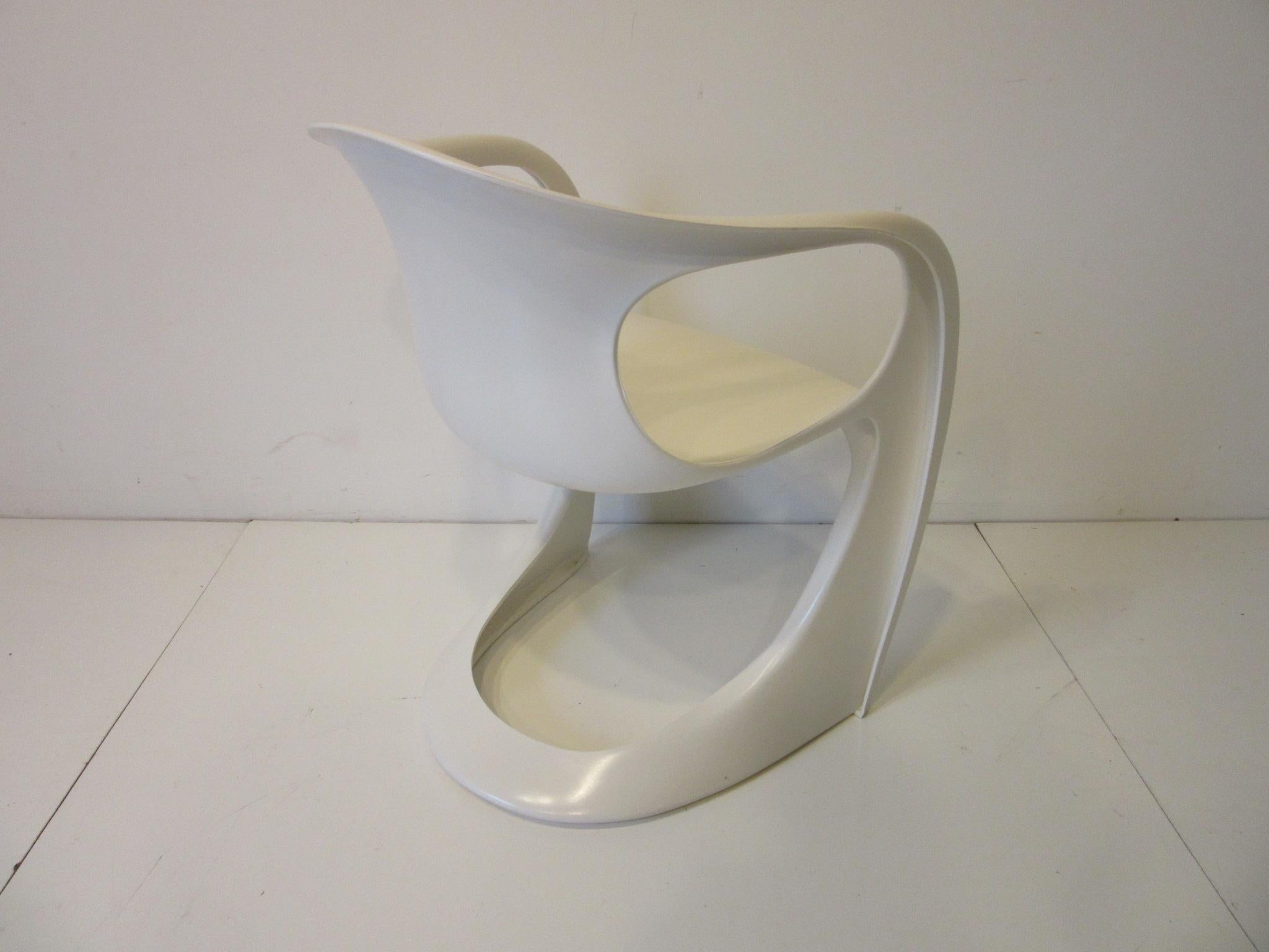 A molded sculptural soft white colored Casalino chair using ABS plastic which is used in automobiles for strength and texture. A great 1970s design from the POP art period by Alexander Begge and sometimes referred to as the Begge chair.
