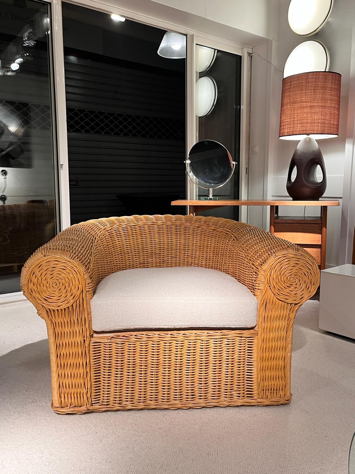 Rattan armchair with white fabric
France circa 1970
Length: 80 cm
Width: 70 cm
Depth: 80 cm