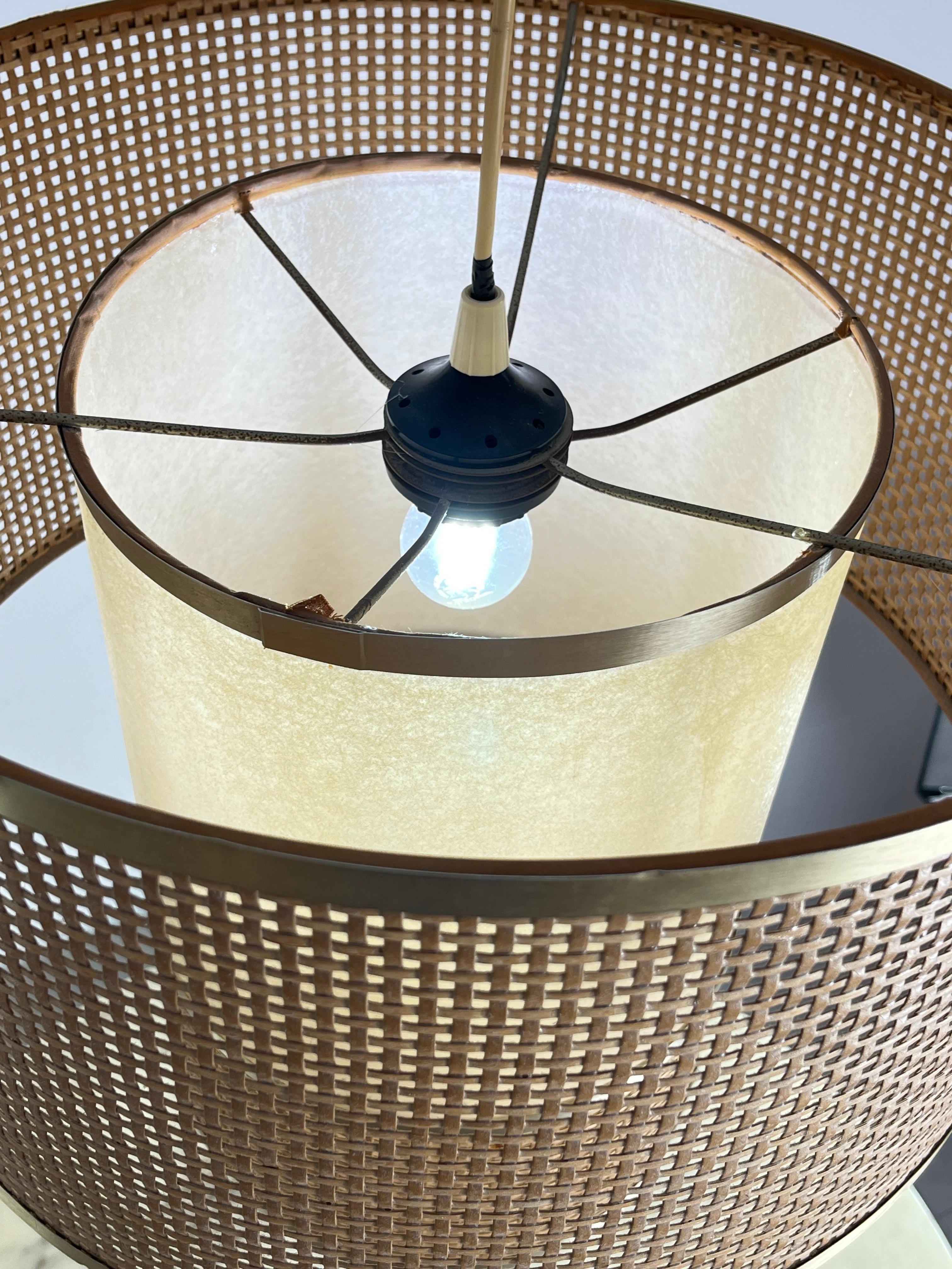 Lampadario in rattan anni '70, design italiano
Intatto e funzionante, in buone condizioni. Lampada E27.

Lunghezza del lampadario compreso il filo 96 cm.