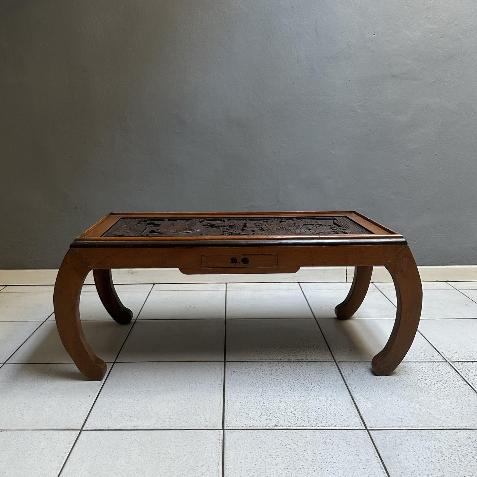 Mid-Century Modern  Table basse chinoise rectangulaire des années 70 en bois incrusté, avec tiroir en vente