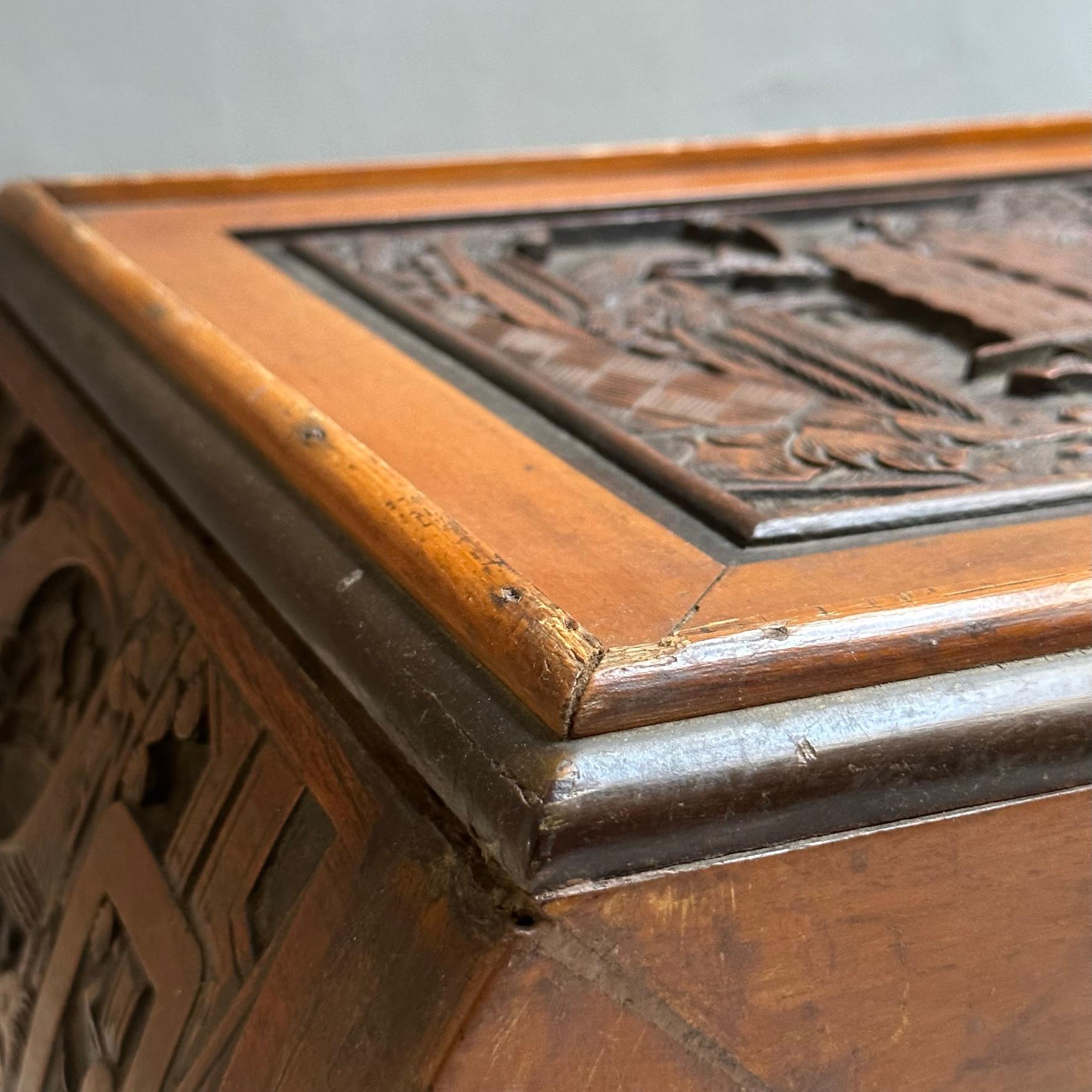 Chinois  Table basse chinoise rectangulaire des années 70 en bois incrusté, avec tiroir en vente