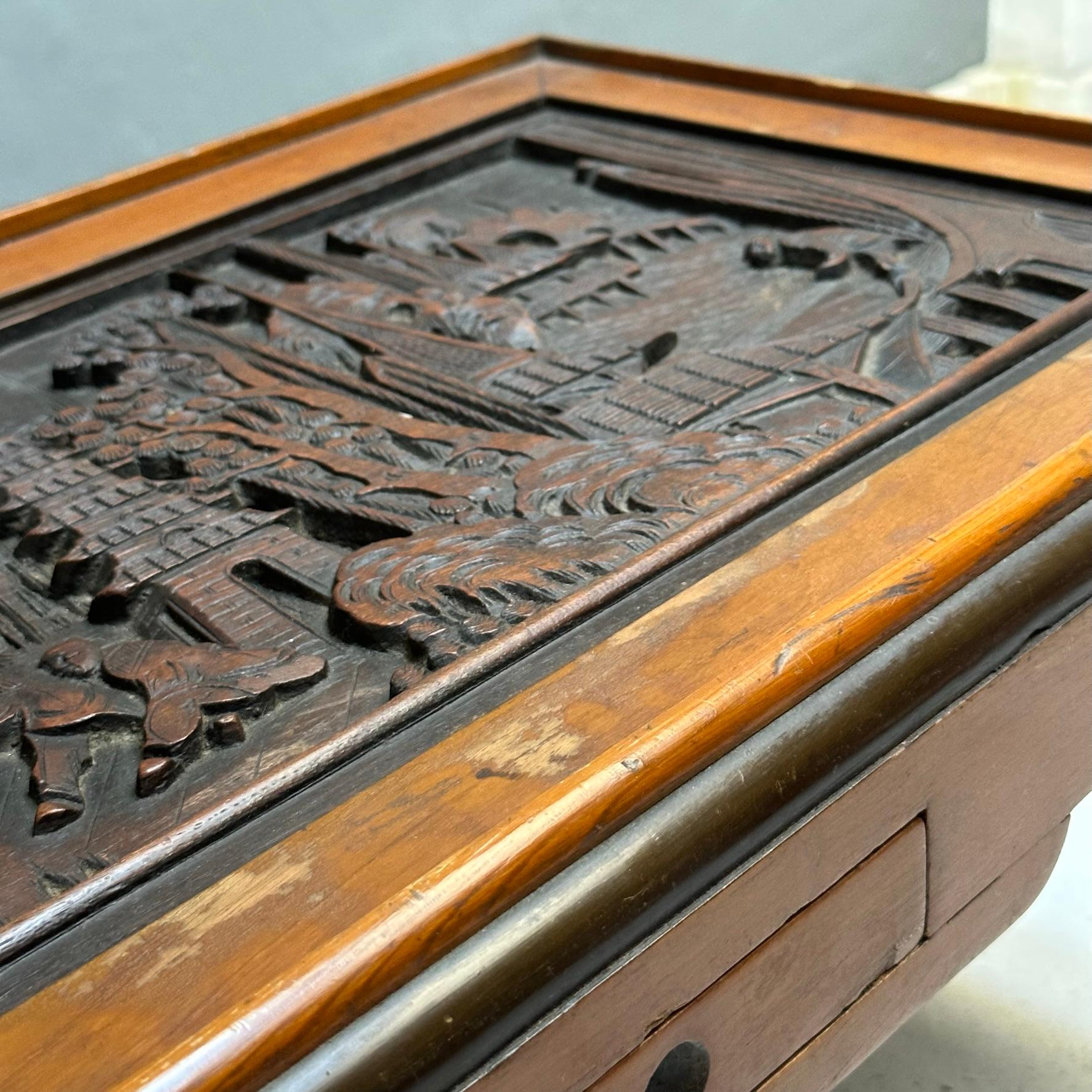 Fin du 20e siècle  Table basse chinoise rectangulaire des années 70 en bois incrusté, avec tiroir en vente