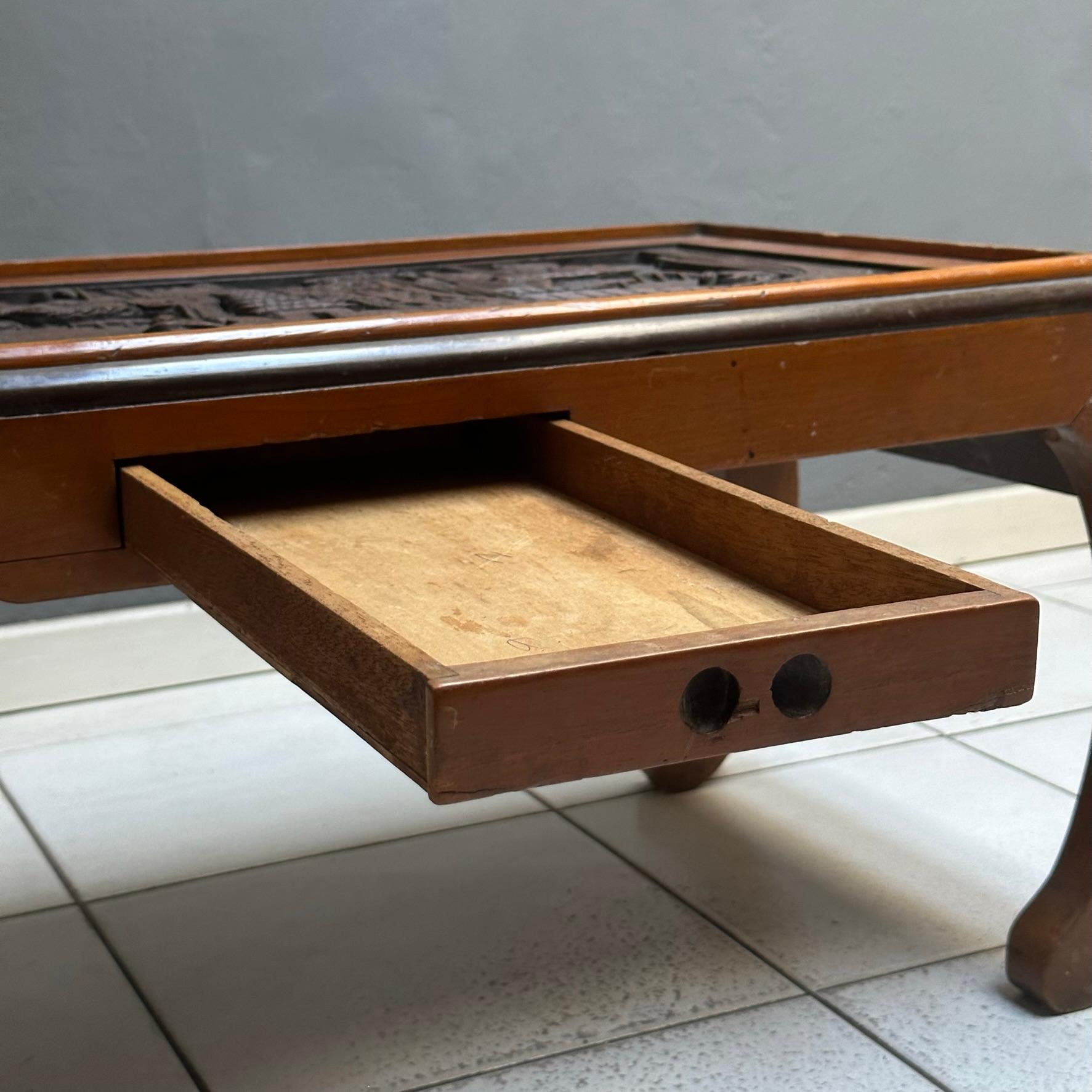  Table basse chinoise rectangulaire des années 70 en bois incrusté, avec tiroir en vente 1
