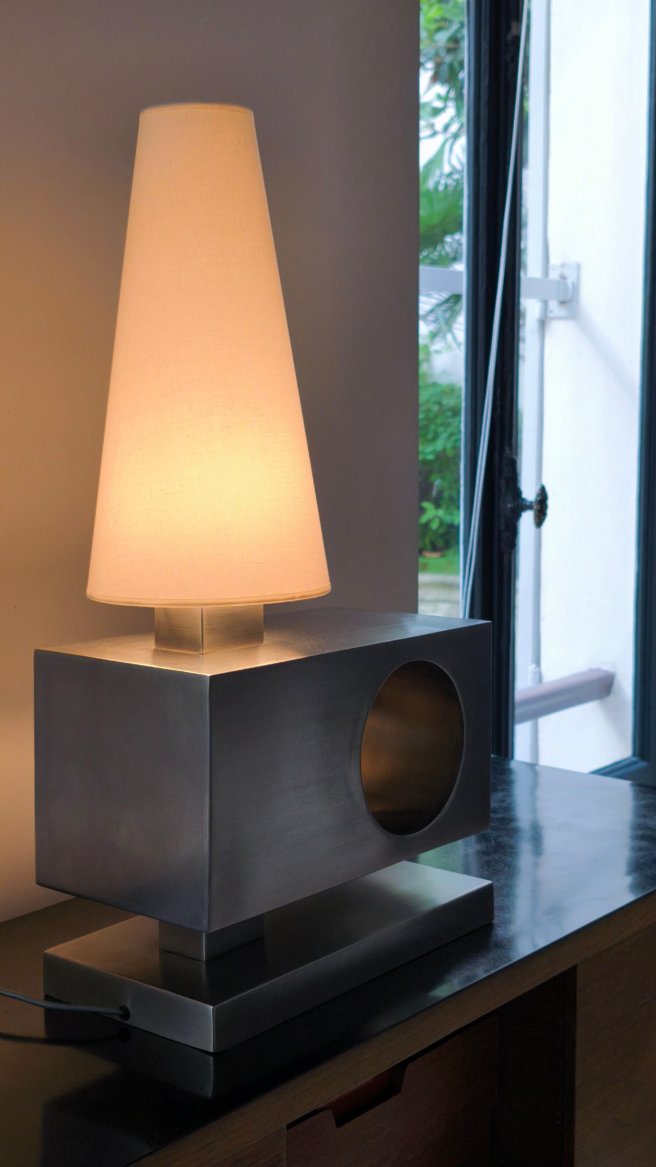 Rectangular stainless steel lamp from the 1970s5920, France
.
Attributed to Michel Boyer.
.
Height with shade : 65 cm
Height without shade : 26 cm
Width : 35 cm
Depth : 18 cm
Height of shade : approximately 39 cm
Weight : approximately 10 kgs

It