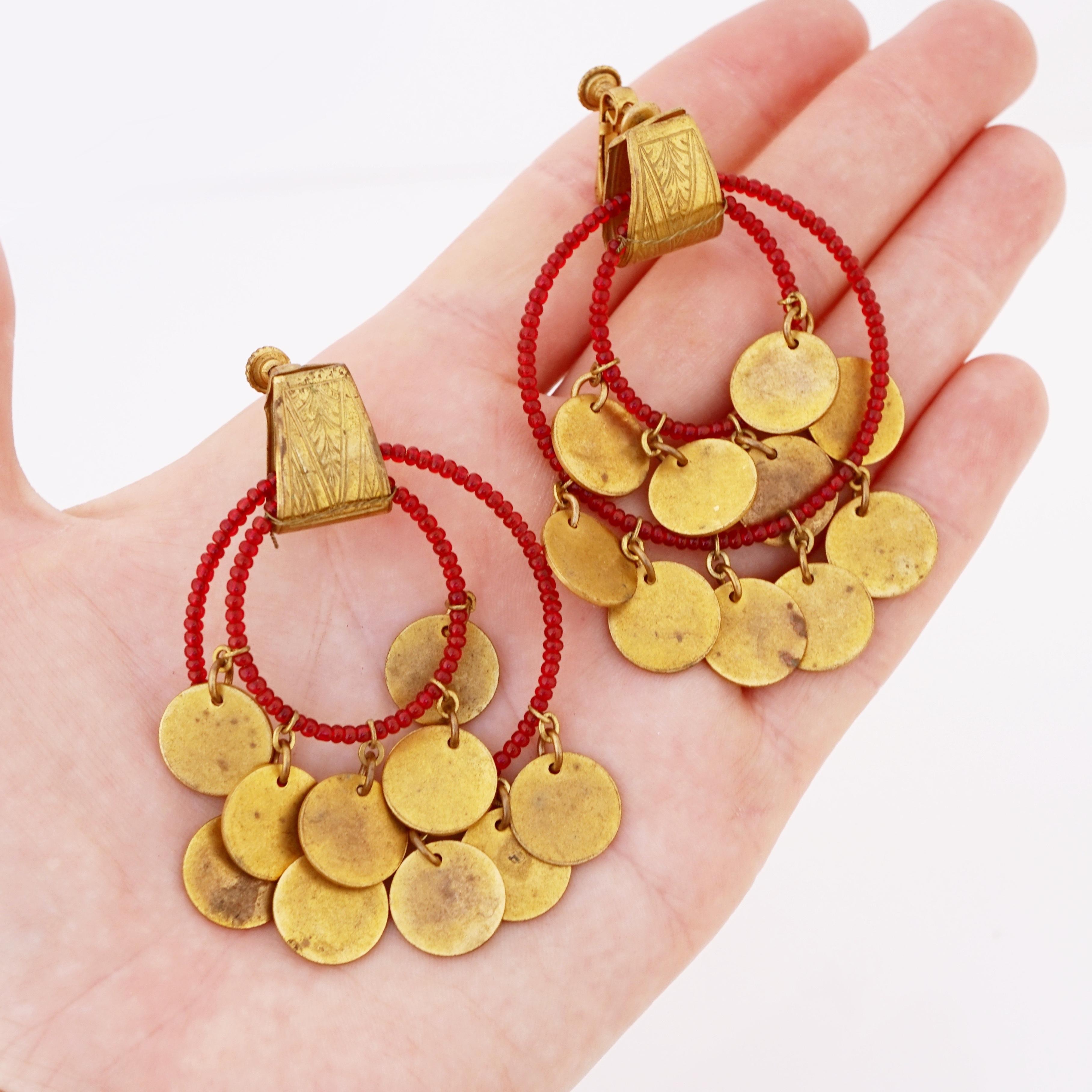 Boucles d'oreilles fantaisie en perles rouges avec disques en laiton par Miriam Haskell, années 70 Pour femmes en vente