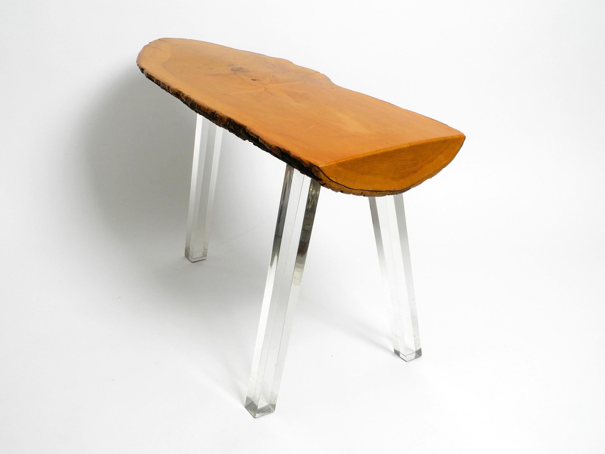 Table basse d'appoint Regency des années 70 fabriquée à partir d'une tranche d'arbre épaisse et de pieds en plexiglas en vente 14