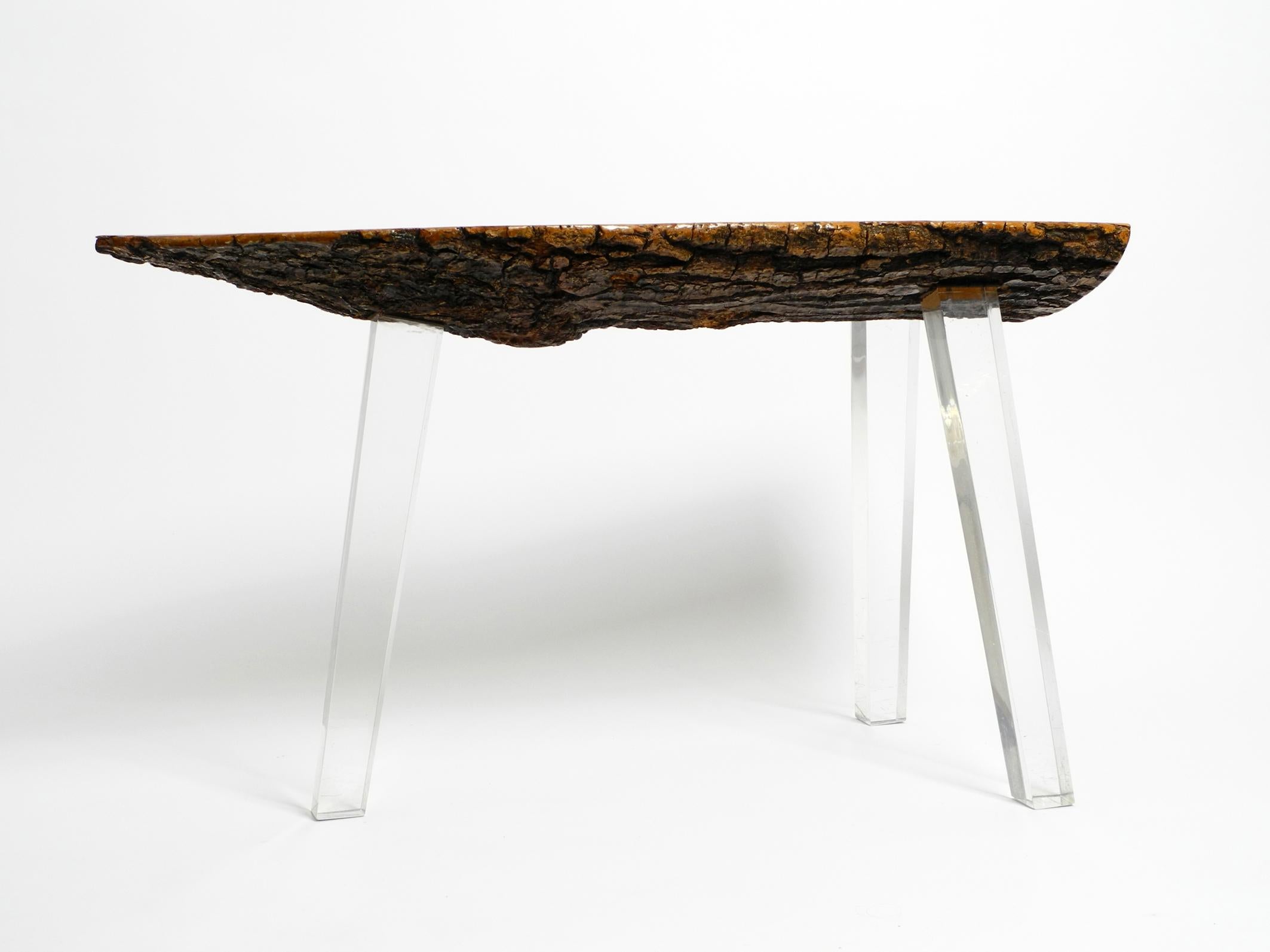 Européen Table basse d'appoint Regency des années 70 fabriquée à partir d'une tranche d'arbre épaisse et de pieds en plexiglas en vente