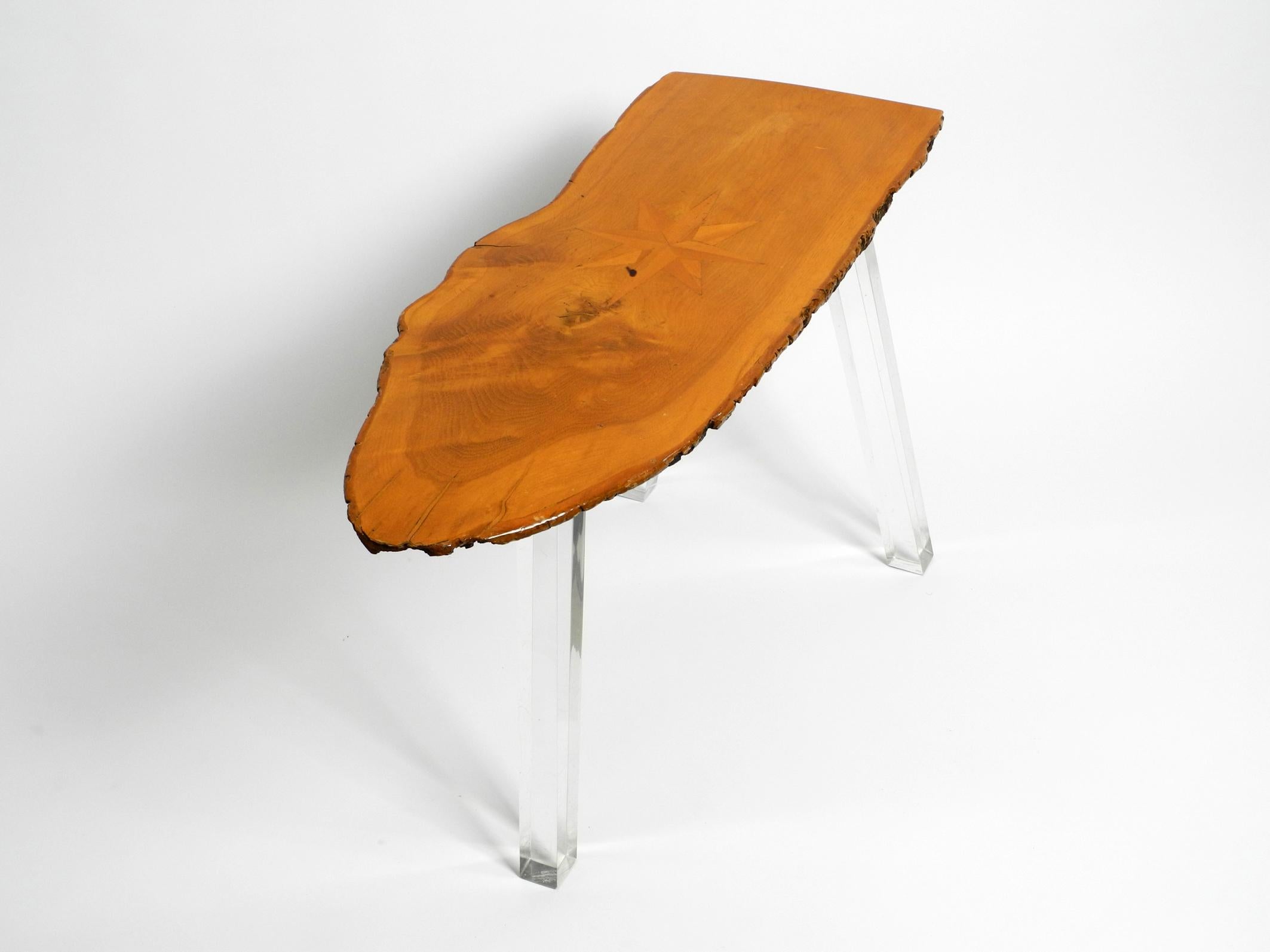 Table basse d'appoint Regency des années 70 fabriquée à partir d'une tranche d'arbre épaisse et de pieds en plexiglas Bon état - En vente à München, DE