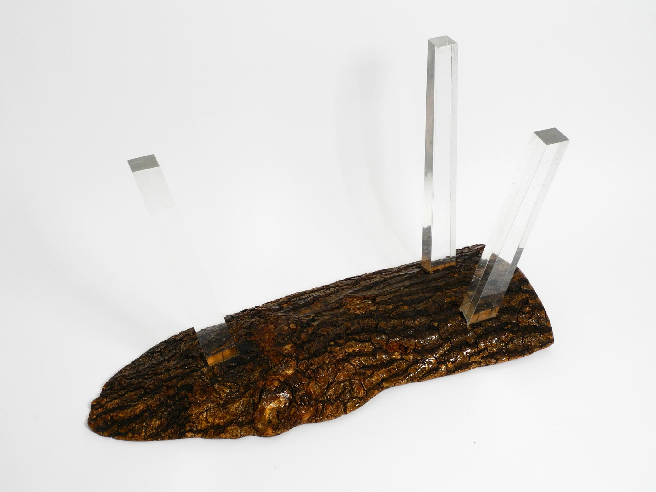 Plexiglas Table basse d'appoint Regency des années 70 fabriquée à partir d'une tranche d'arbre épaisse et de pieds en plexiglas en vente